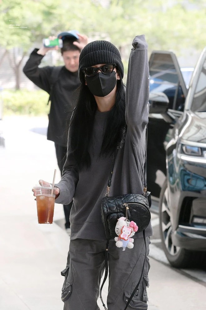 Jennie và Jisoo tại sân bay chuẩn bị sang Australia biểu diễn. Jennie và Jisoo tại sân bay chuẩn bị sang Australia biểu diễn.