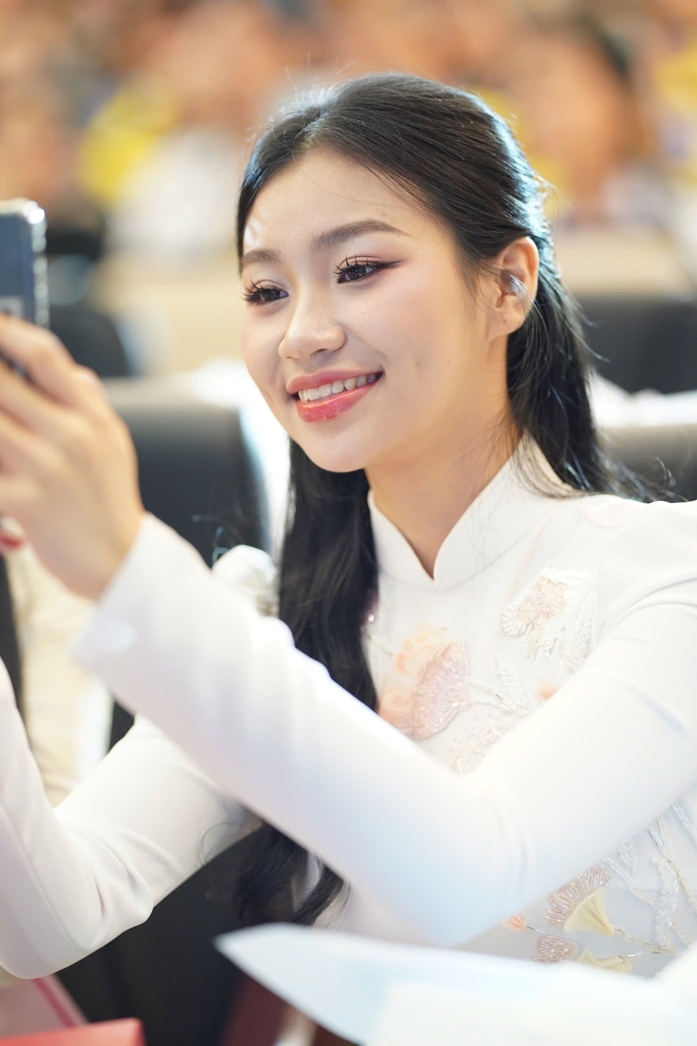 Khoảnh khắc Top 15 Hoa hậu Việt Nam 2024 Huyền Cơ hào hứng trong phần thử thách catwalk tìm người chiến thắng ở buổi giao lưu tại trường Đại học Tài chính - Marketing.