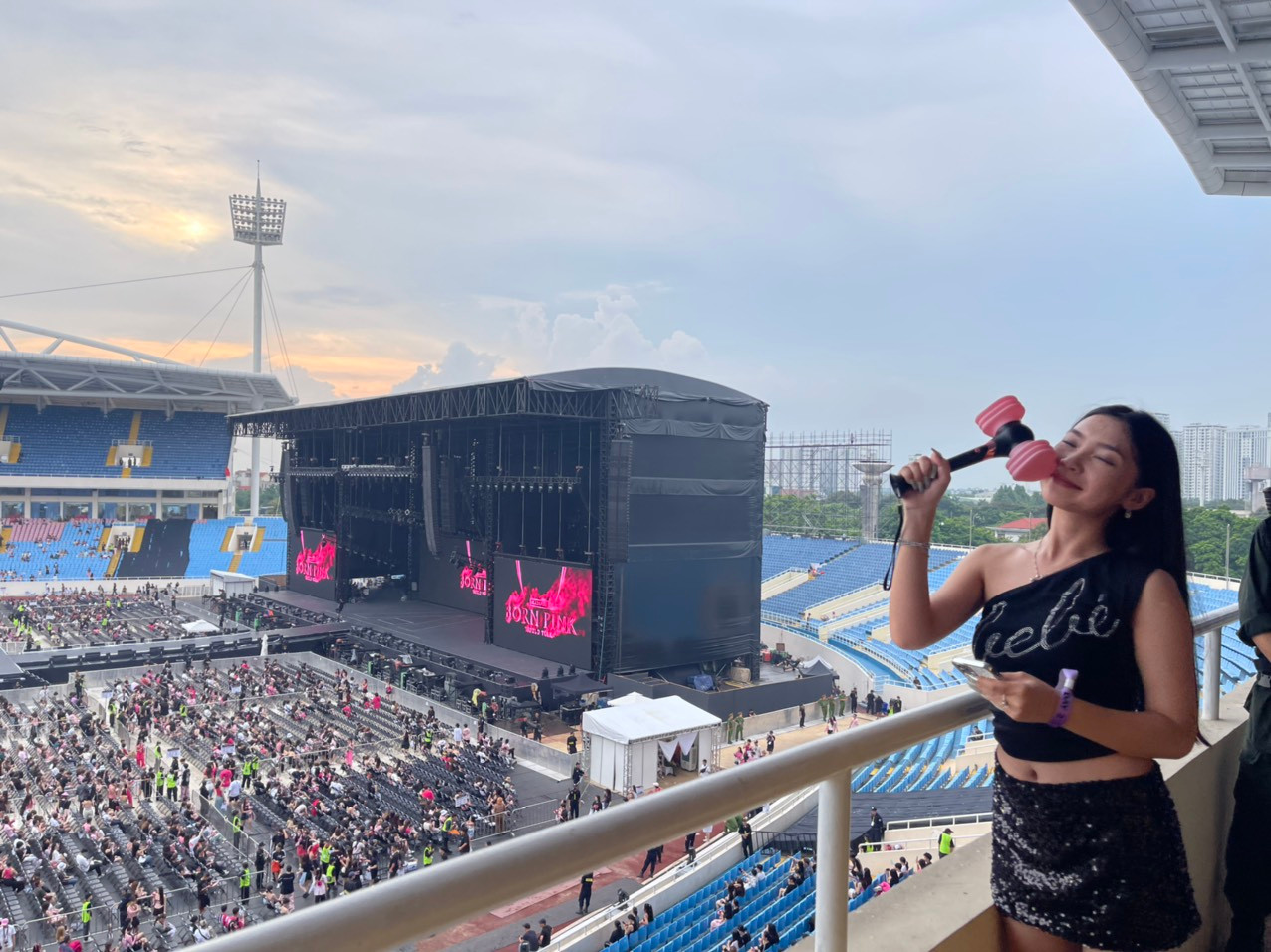 Mạng xã hội sắp tràn ngập những màn flex khoe ảnh đu idol (theo chân thần tượng đến concert) thành công.