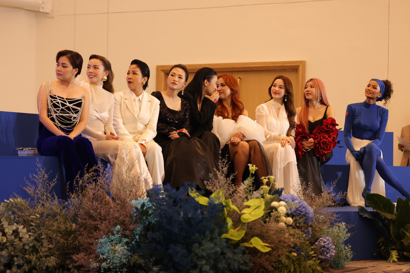 Mỹ Linh và dàn "chị đẹp" trong game show âm nhạc. Mỹ Linh và dàn "chị đẹp" trong game show âm nhạc.