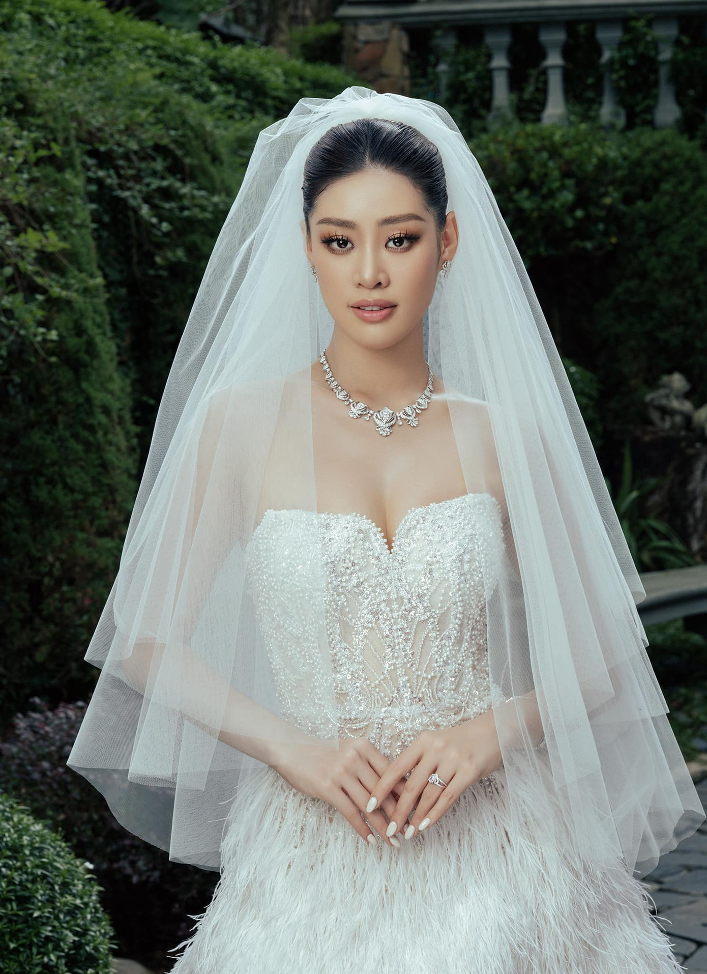 Dịp Halloween, Khánh Vân đăng ảnh cưới phong cách ma mị, khoe dáng trong thiết kế cúp ngực. Dịp Halloween, Khánh Vân đăng ảnh cưới phong cách ma mị, khoe dáng trong thiết kế cúp ngực.