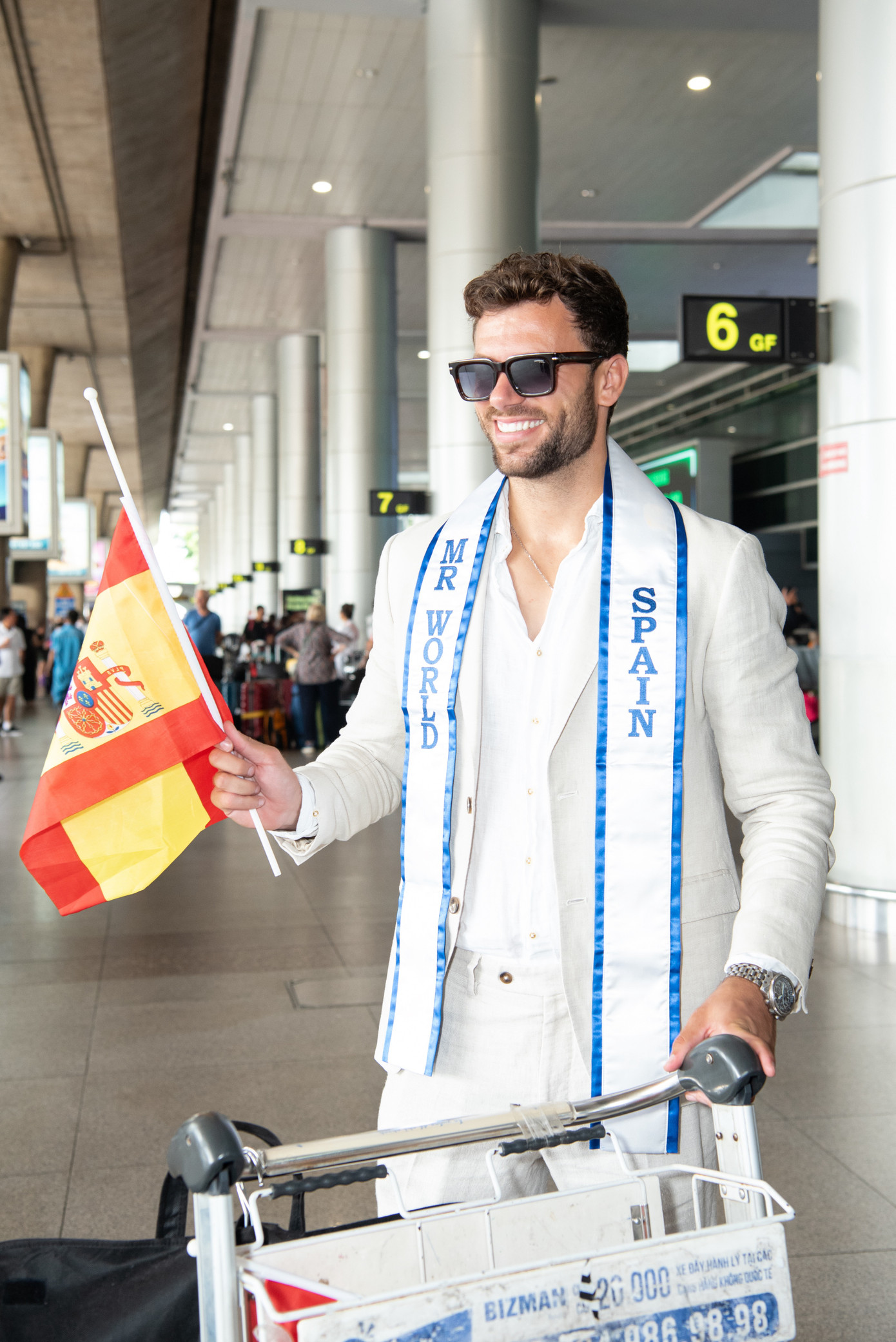 Ngay khi được tặng quà, Nam vương Thế giới Tây Ban Nha hào hứng thưởng thức đặc sản bánh mì Việt Nam.