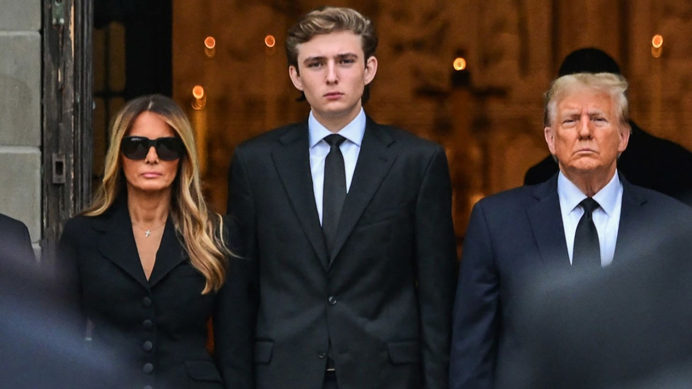 Barron Trump được bà Melania và cựu tổng thống Mỹ bao bọc kỹ, hiếm khi xuất hiện trước truyền thông. Barron Trump được bà Melania và cựu tổng thống Mỹ bao bọc kỹ, hiếm khi xuất hiện trước truyền thông.