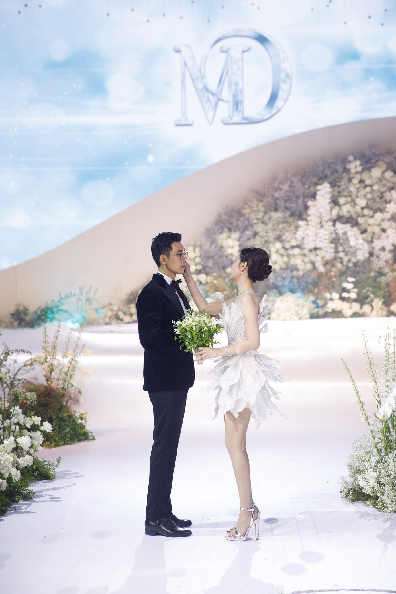 Khoảnh khắc Midu - Minh Đạt chăm sóc nhau trong tiệc cưới. Khoảnh khắc Midu - Minh Đạt chăm sóc nhau trong tiệc cưới.