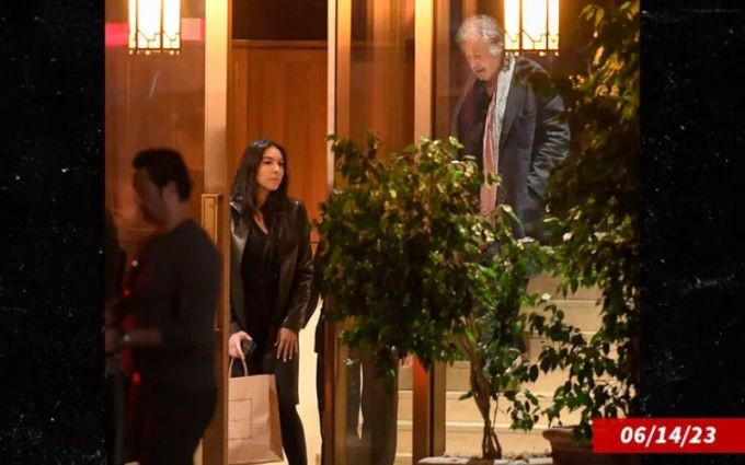 Al Pacino và bạn gái Noor Alfallah tại Los Angeles ngày 14/6. Al Pacino và bạn gái Noor Alfallah tại Los Angeles ngày 14/6.