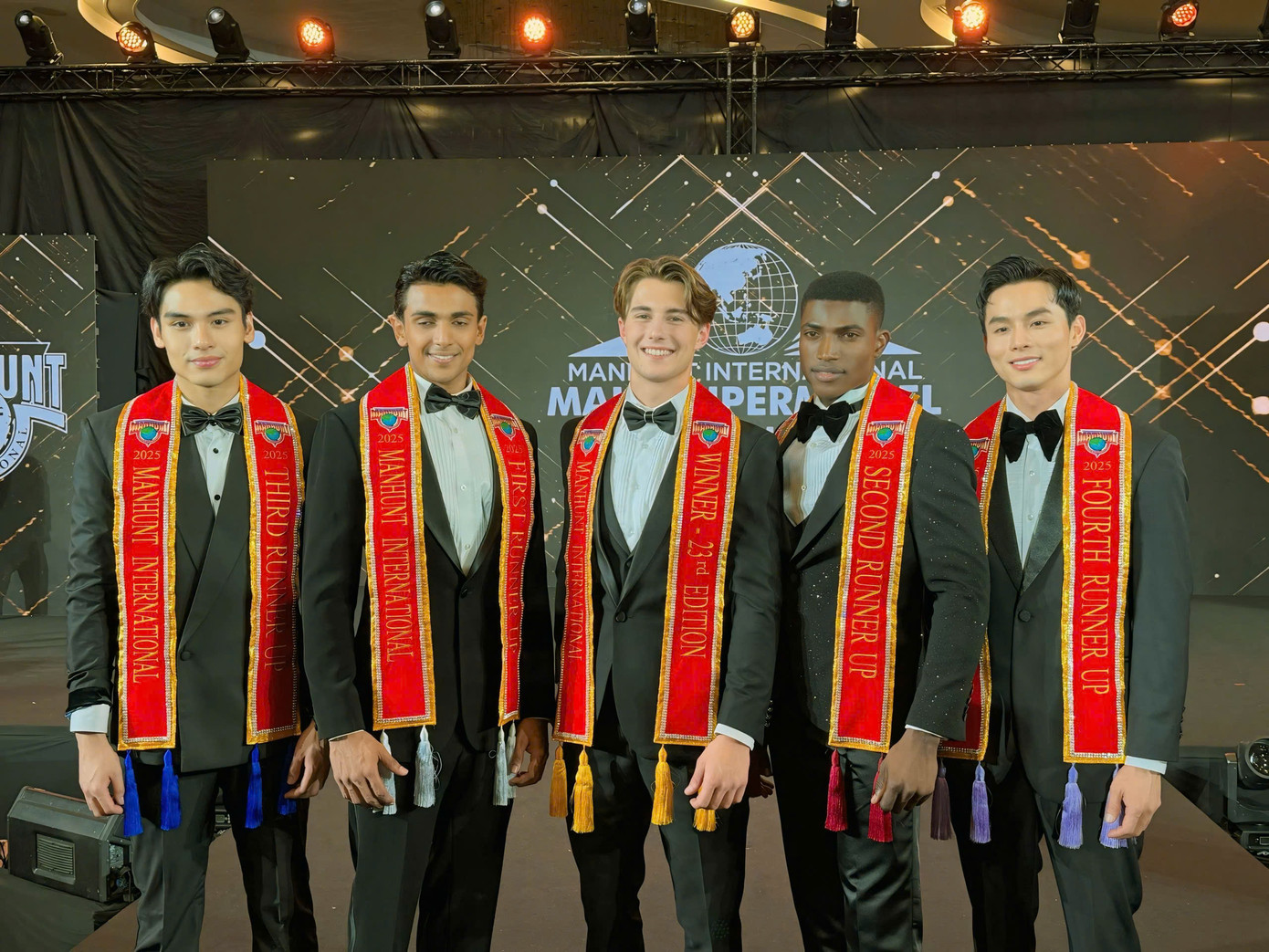 Top 5 Manhunt International 2025 trong đêm chung kết.