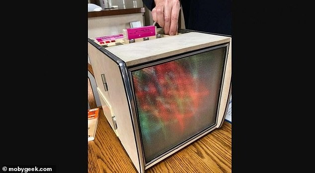 Chiếc máy karaoke thô sơ đầu tiên trên thế giới.