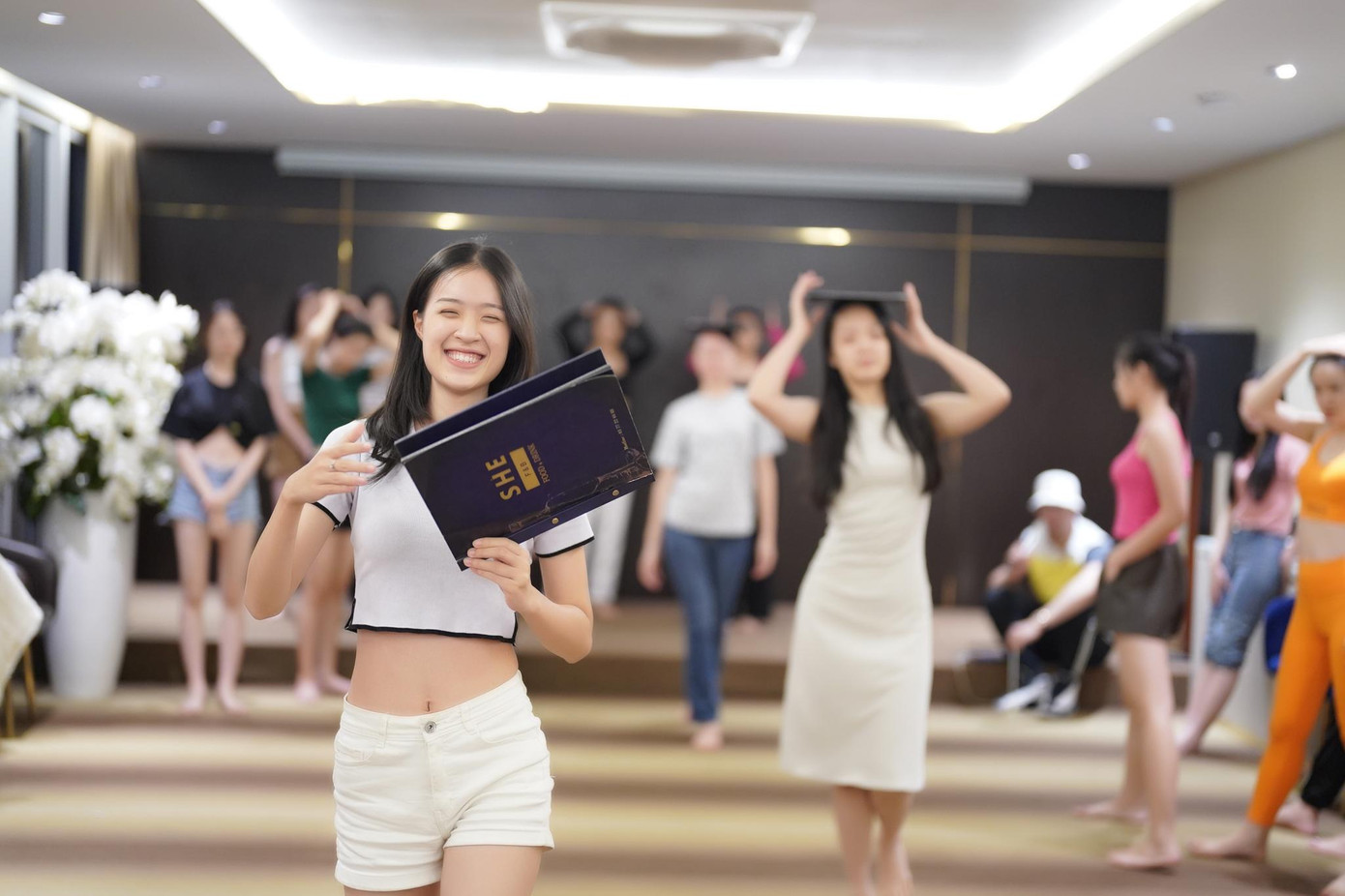 Với những bài catwalk nâng cao như đội sổ lên đầu, kể cả những thí sinh có kinh nghiệm trình diễn, thi đấu nhan sắc như Yến Nhi cũng gặp khó khăn. Với những bài catwalk nâng cao như đội sổ lên đầu, kể cả những thí sinh có kinh nghiệm trình diễn, thi đấu nhan sắc như Yến Nhi cũng gặp khó khăn.