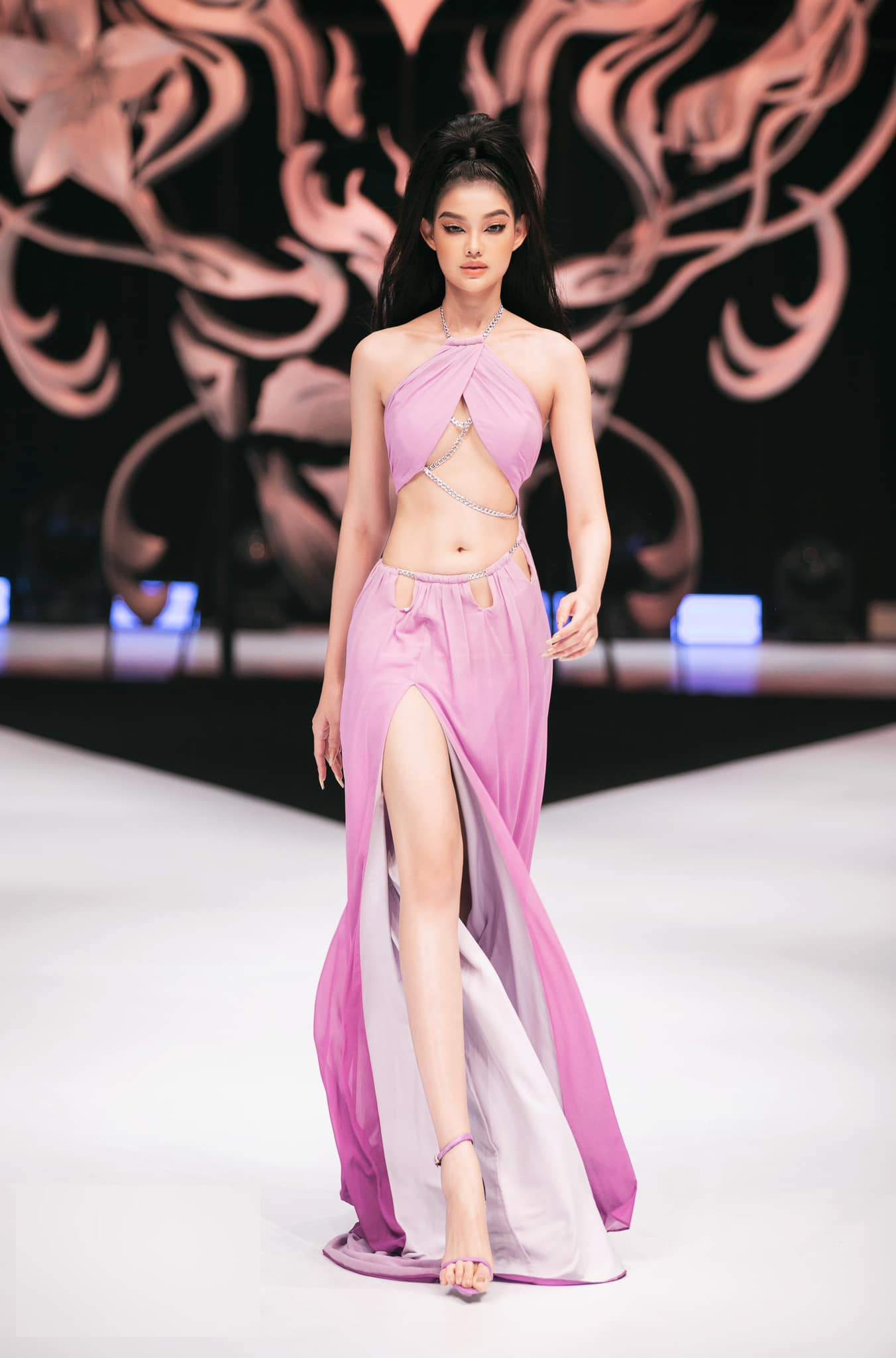 Với chiều cao 1,74 m cùng thân hình thon gọn, Bé Quyên thường được mời trình diễn những bộ trang phục giúp cô khoe đường cong, đôi chân dài. Với chiều cao 1,74 m cùng thân hình thon gọn, Bé Quyên thường được mời trình diễn những bộ trang phục giúp cô khoe đường cong, đôi chân dài.