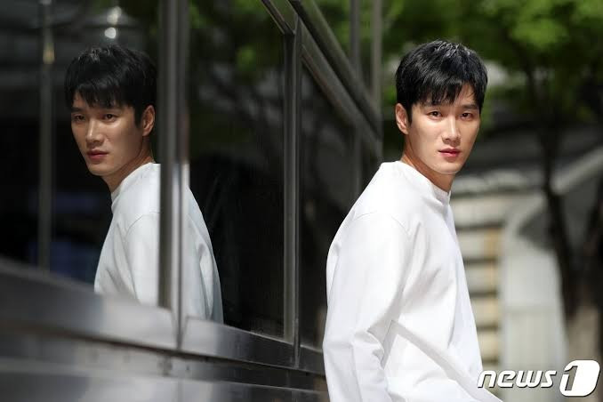 Năm 2014, Ahn Bo Hyun được mời tham gia ba bộ phim Ngã ba tình, Hai người mẹ và Khách sạn bí mật. Trong một cuộc phỏng vấn, nam diễn viên nói năm 2014 là bước tiến lớn trong sự nghiệp của anh. Tuy chỉ là vai phụ, đó là sự ghi nhận cho người mẫu chưa có kinh nghiệm diễn xuất có cơ hội thực hiện đam mê.