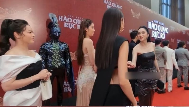 Hương Giang bị khán giả chỉ trích thiếu tinh tế khi có hành động chen hàng.