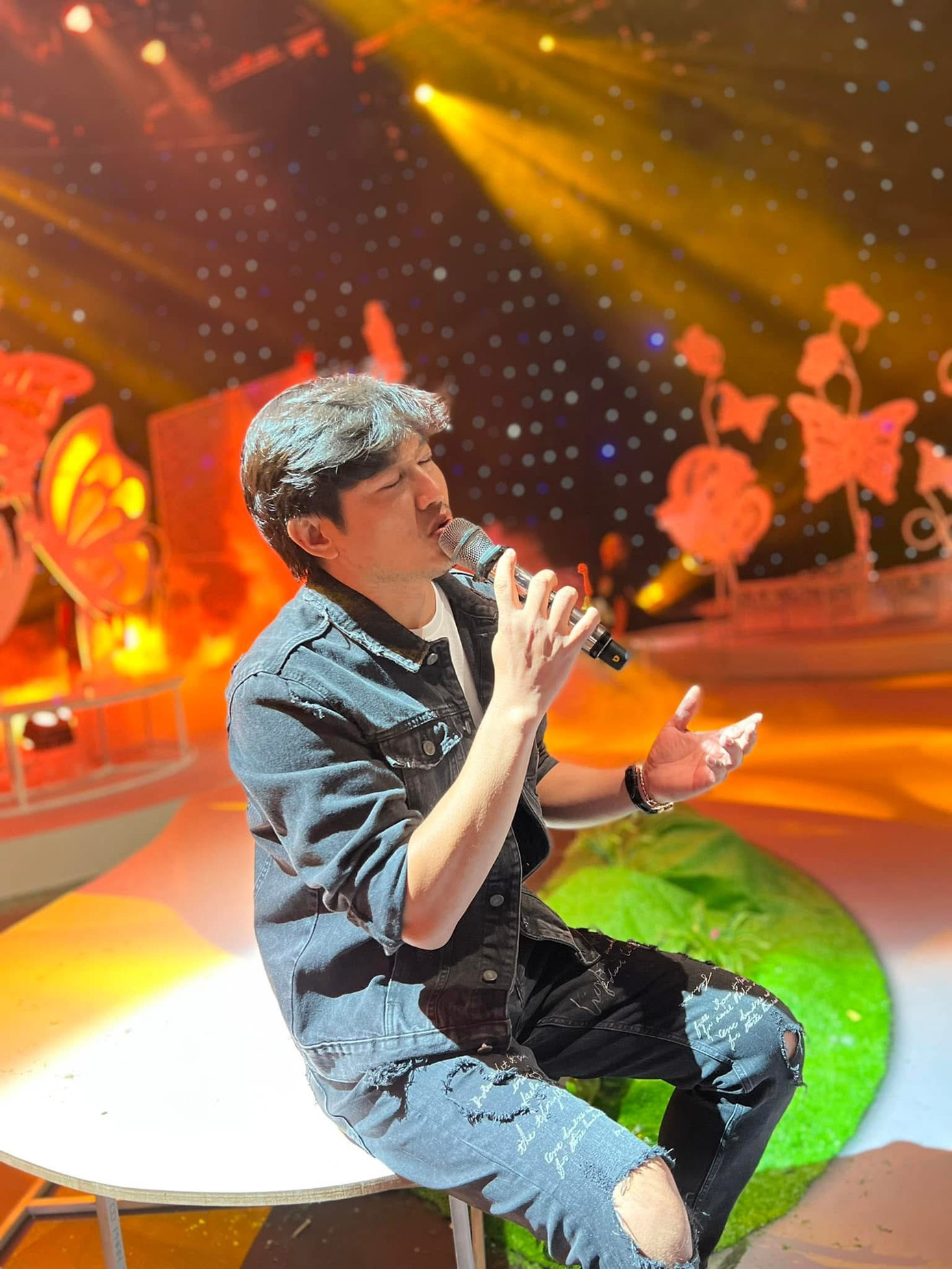 Từ năm 2023, Quý Bình gần như rút khỏi showbiz. Anh tập trung điều trị bệnh, mọi thông tin về Quý Bình gần như mù mịt. Khán giả yêu mến nam diễn viên không biết "Quý Bình bị gì mà mất hút". Những bài viết như "Chuyện gì đang xảy ra với Quý Bình", "Quý Bình khó hiểu"... liên tục xuất hiện. Anh chọn cách không lên tiếng, hoàn toàn ở ẩn để trị bệnh. Từ năm 2023, Quý Bình gần như rút khỏi showbiz. Anh tập trung điều trị bệnh, mọi thông tin về Quý Bình gần như mù mịt. Khán giả yêu mến nam diễn viên không biết "Quý Bình bị gì mà mất hút". Những bài viết như "Chuyện gì đang xảy ra với Quý Bình", "Quý Bình khó hiểu"... liên tục xuất hiện. Anh chọn cách không lên tiếng, hoàn toàn ở ẩn để trị bệnh.