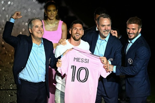 Messi trong khoảnh khắc nhận áo số 10 từ David Beckham, Jorge Mas và Jose Mas - ba ông chủ sở hữu câu lạc bộ Inter Miami.