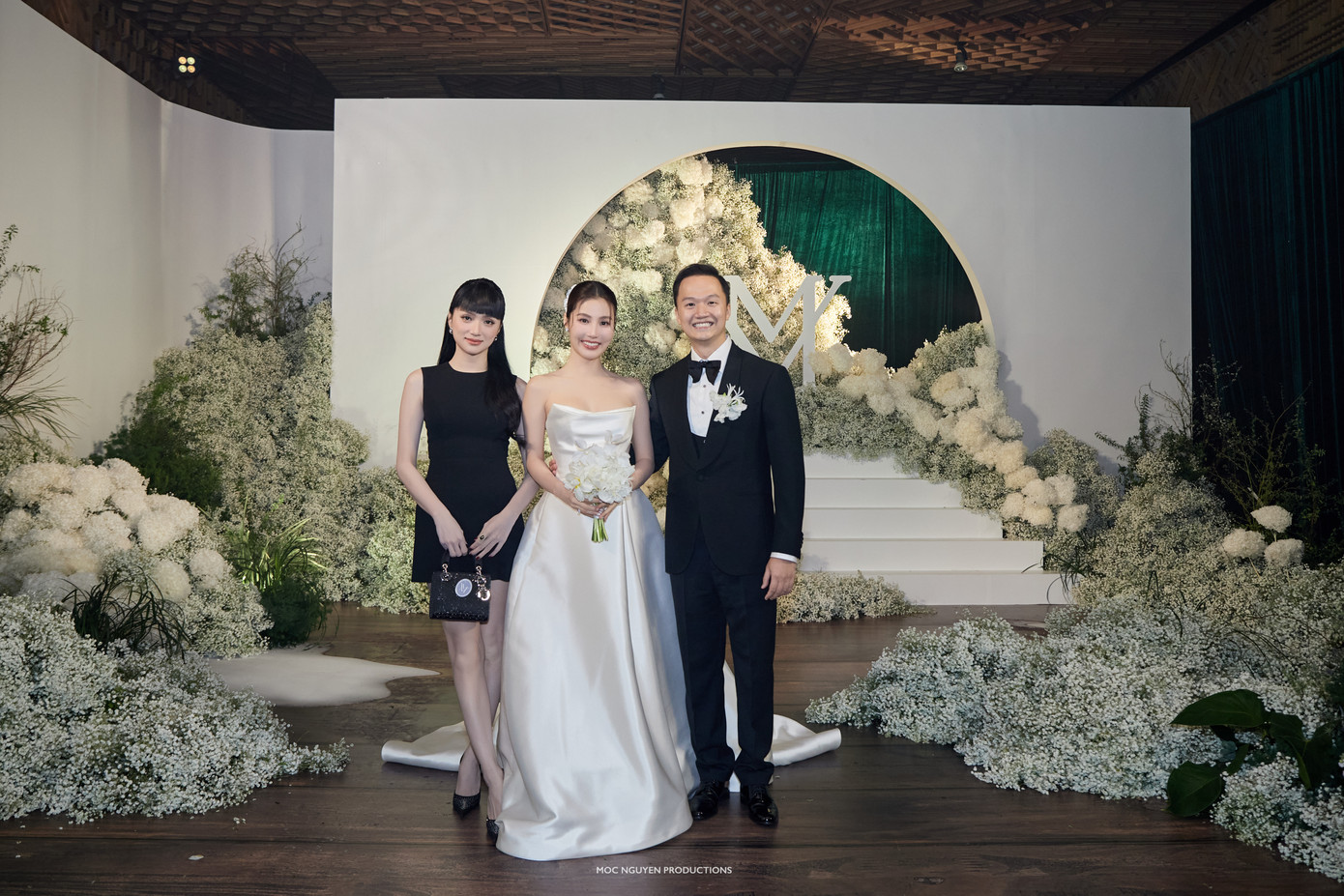 Cô dâu chú rể chụp hình cùng Hương Giang. Diễm My 9X chia sẻ cô mong muốn có được hôn lễ hoàn hảo và sang trọng.