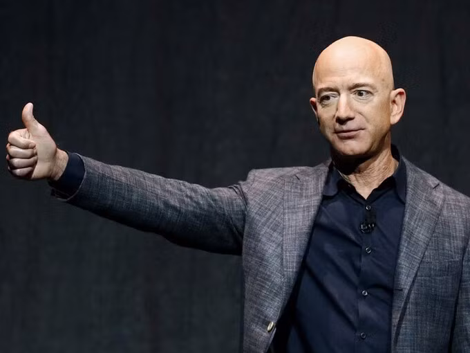 Jeff Bezos lại trở thành người giàu nhất thế giới sau 3 năm. Jeff Bezos lại trở thành người giàu nhất thế giới sau 3 năm.