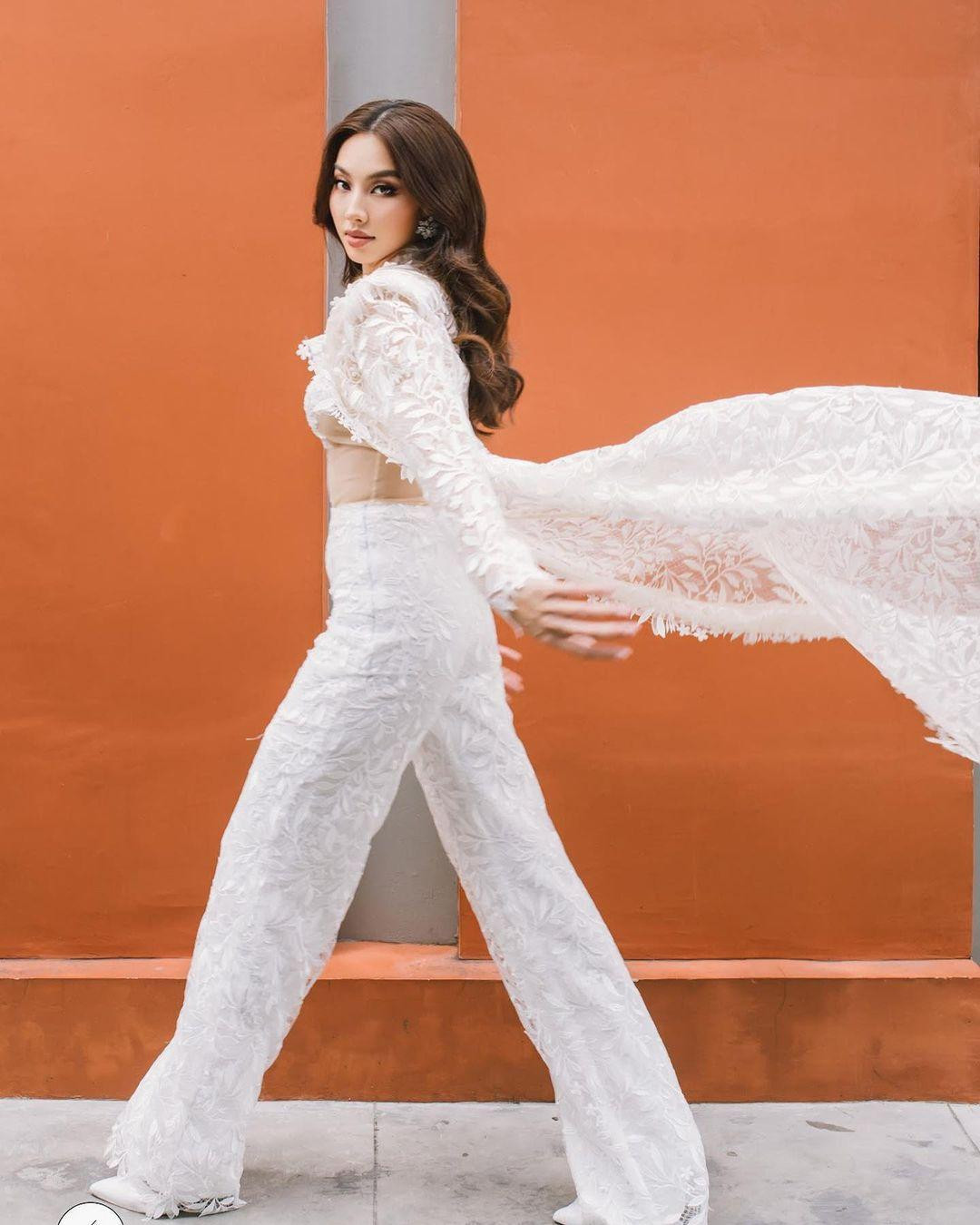 Ngay từ khi đăng quang, Thùy Tiên được fan quốc tế tặng cho danh hiệu Miss Cut-out. Cô thể hiện cá tính thông qua những bộ trang phục đầy táo bạo. Trong thiết kế đậm chất menswear, người đẹp cũng thể hiện nét nữ tính bằng hoa văn, chi tiết xuyên thấu.