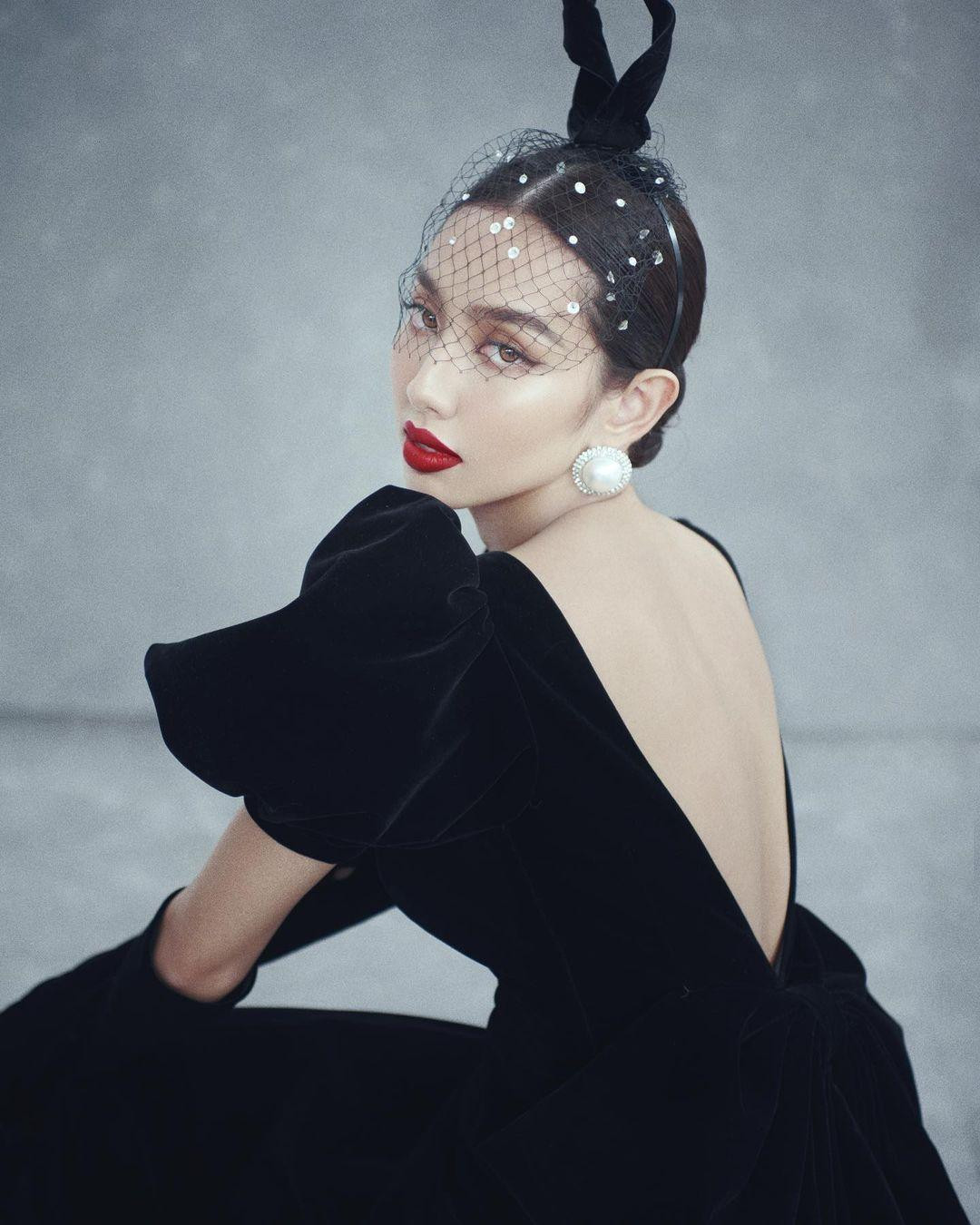 Trong những ngày đồng hành cùng các thí sinh, Hoa hậu Thùy Tiên chuộng phong cách gợi cảm.