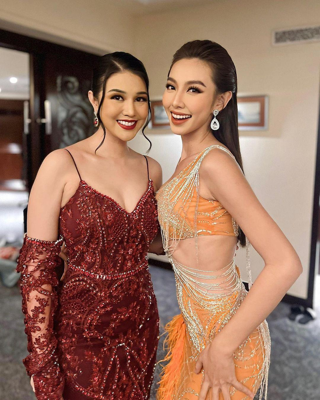 Trong lúc đọ sắc cùng Miss Grand International 2016, Thùy Tiên tiếp tục lấn át khi diện thiết kế cut-out gợi cảm. Cô không hề lép vế khi đứng cạnh Ariska Ryan Novandi - người đẹp được trao tặng danh hiệu Hoa hậu đẹp nhất thế giới năm 2016.