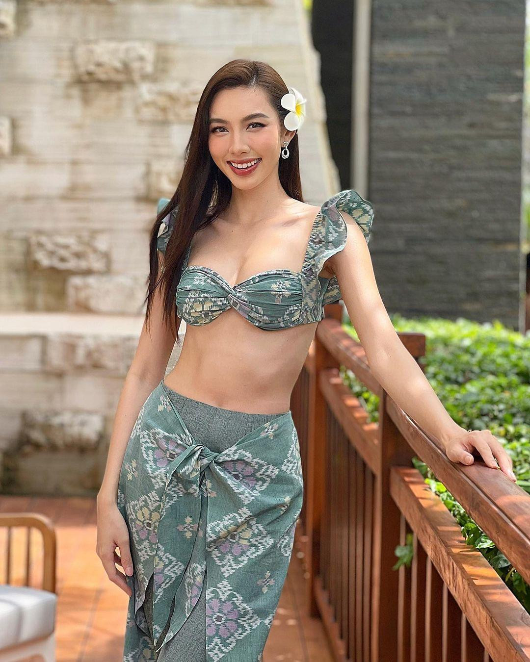 Có mặt tại đảo Bali nổi tiếng, Thùy Tiên diện những bộ trang phục đậm chất phụ nữ bản địa. Thùy Tiên là hoa hậu hiếm hoi chiếm nhiều cảm tình từ fan quốc tế trong lúc đương nhiệm.