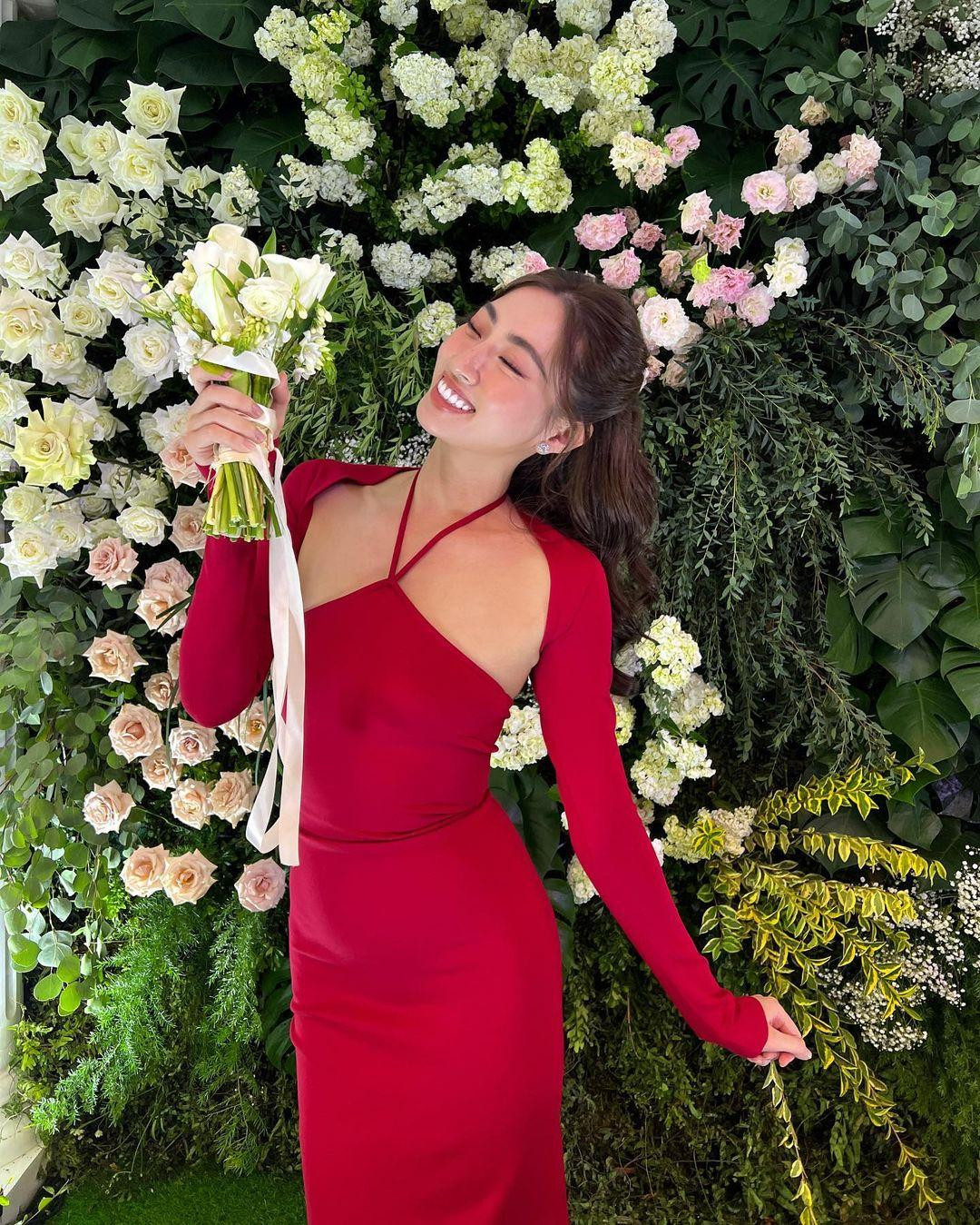 Trong khoảnh khắc khác, người đẹp thay trang phục đỏ gợi cảm. Miss World Vietnam 2019 tiếp tục theo đuổi phong cách táo bạo với chi tiết khoét lưng. Người đẹp cũng bắt được hoa cưới từ Đỗ Mỹ Linh. "Vũ trụ gửi tín hiệu gì đây", cô viết trên trang cá nhân. Trong khoảnh khắc khác, người đẹp thay trang phục đỏ gợi cảm. Miss World Vietnam 2019 tiếp tục theo đuổi phong cách táo bạo với chi tiết khoét lưng. Người đẹp cũng bắt được hoa cưới từ Đỗ Mỹ Linh. "Vũ trụ gửi tín hiệu gì đây", cô viết trên trang cá nhân.