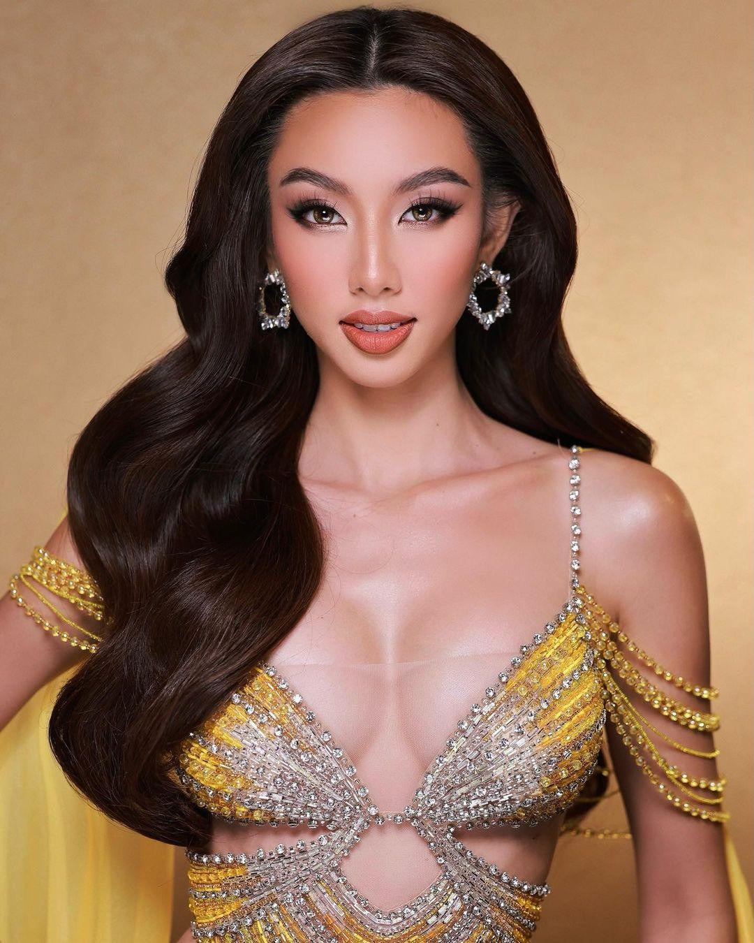 Hoa hậu Thùy Tiên đang có mặt tại Indonesia để đồng hành cùng tổ chức Miss Grand International 2022 và các thí sinh. Chưa đầy 10 giờ đồng hồ nữa, người đẹp kết thúc nhiệm kỳ, trao lại vương miện cho tân hoa hoa hậu.