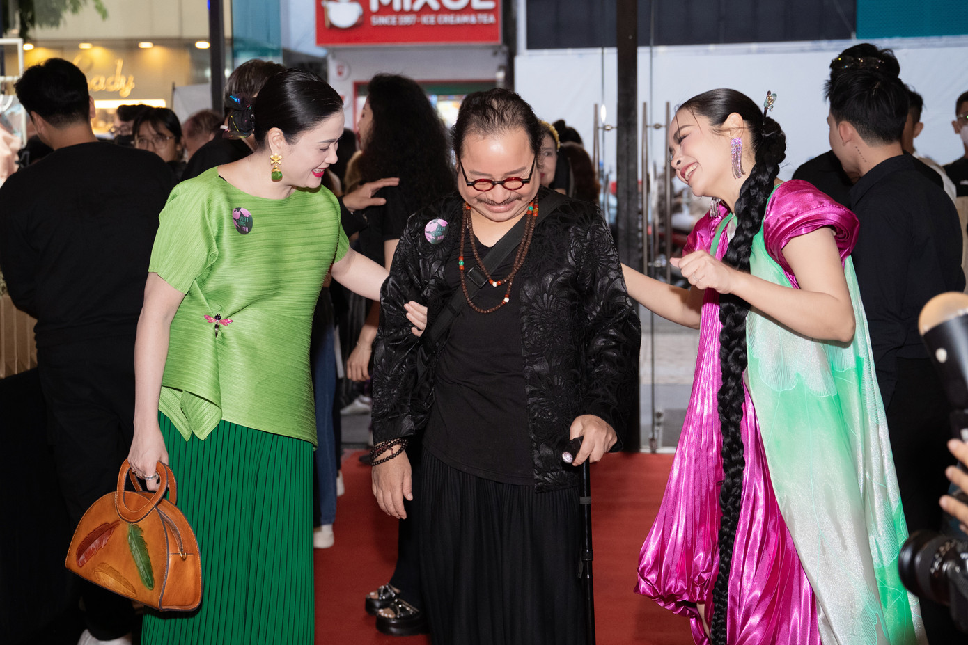 Nghệ sĩ Trần Mạnh Tuấn và vợ (áo xanh). Nghệ sĩ Trần Mạnh Tuấn và vợ (áo xanh).