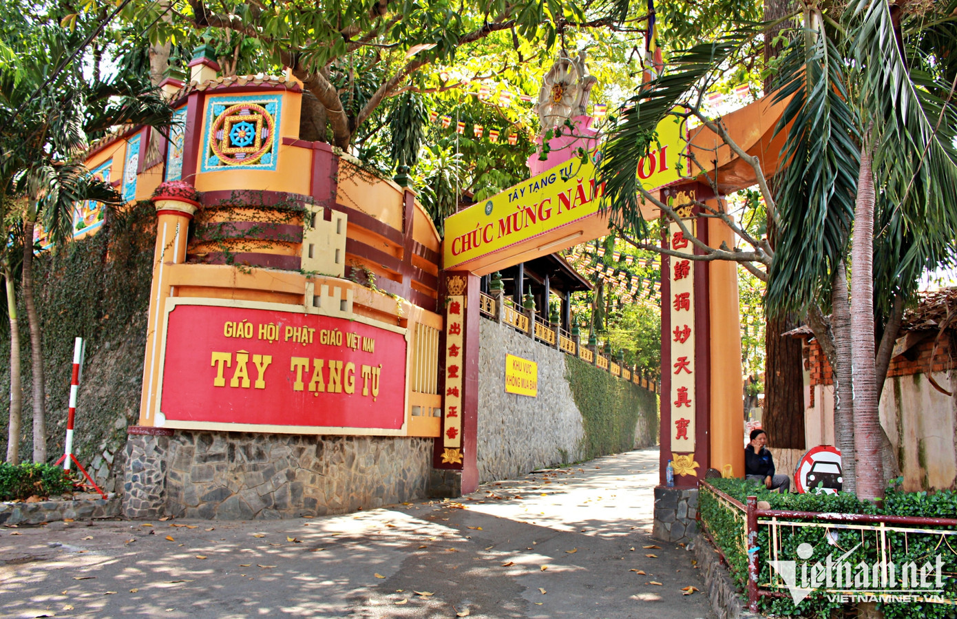 Cổng vào chùa Tây Tạng rợp bóng mát của hàng cây đại thụ. Cổng vào chùa Tây Tạng rợp bóng mát của hàng cây đại thụ.