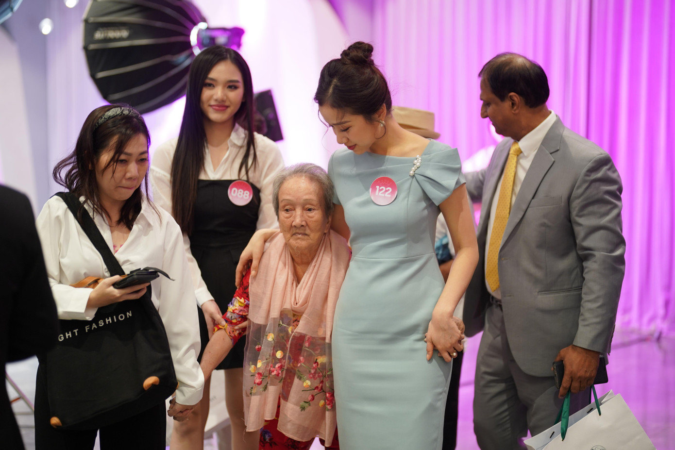 Khánh Hòa và Ngọc Mai đưa nhân vật trong dự án Quán trọ Trăng khuyết ra xe về mái ấm.