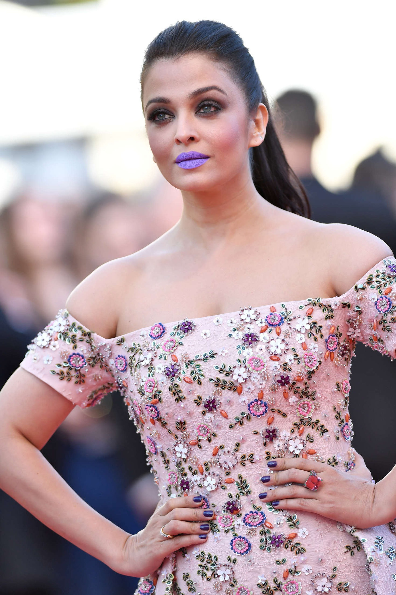 Aishwarya Rai tại LHP Cannes 2016 và 2023.