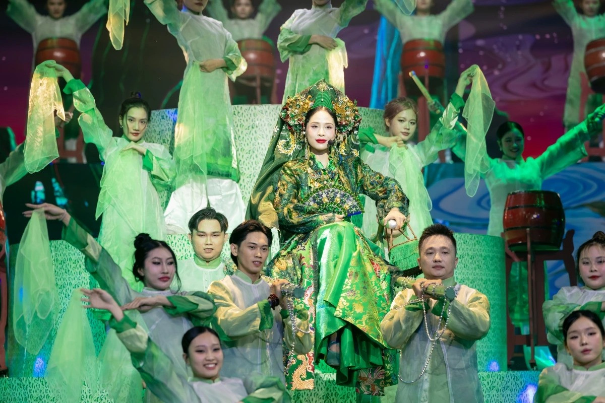 Ca nương Kiều Anh là người mở màn medley dân tộc. Khán giả reo hò khi chứng kiến Cô đôi thượng ngàn được diễn ở sân khấu lớn. Tiếp đến là tiết mục Cầu duyên, Lý kéo chài, Giận mà thương, Lý ngựa ô, Đám cưới miền Tây...