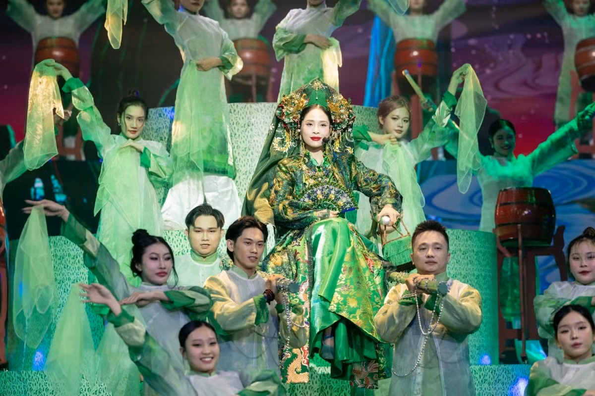 Ca nương Kiều Anh là người mở màn medley dân tộc. Khán giả reo hò khi chứng kiến Cô đôi thượng ngàn được diễn ở sân khấu lớn. Tiếp đến là tiết mục Cầu duyên, Lý kéo chài, Giận mà thương, Lý ngựa ô, Đám cưới miền Tây...