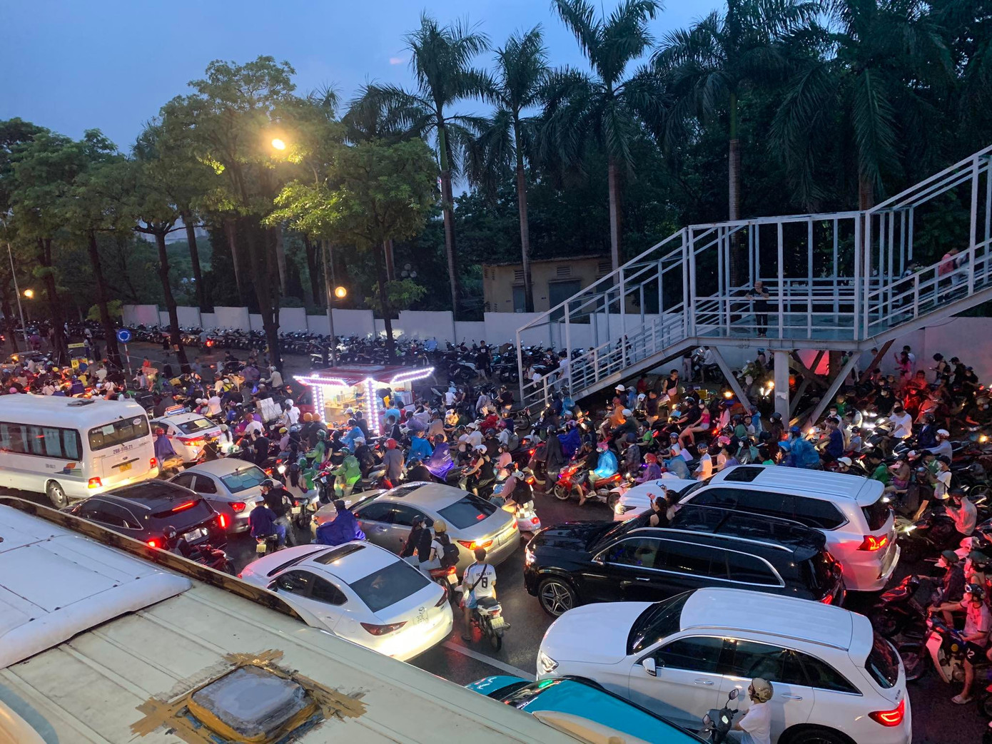 Theo ghi nhận của phóng viên Tiền Phong, nhiều tài xế dừng xe, ra bên ngoài đợi. Anh Hải Nam (sinh năm 1978, Thanh Hóa) chia sẻ: “Tắc đường là &apos;đặc sản&apos; của Mỹ Đình mỗi lần tổ chức sự kiện ở sân vận động quốc gia. Tôi lường trước được tình huống này nhưng vẫn khá sốt ruột khi hàng xe ngày càng ùn dài và nhích từng cm, có khi đứng im hàng chục phút”.