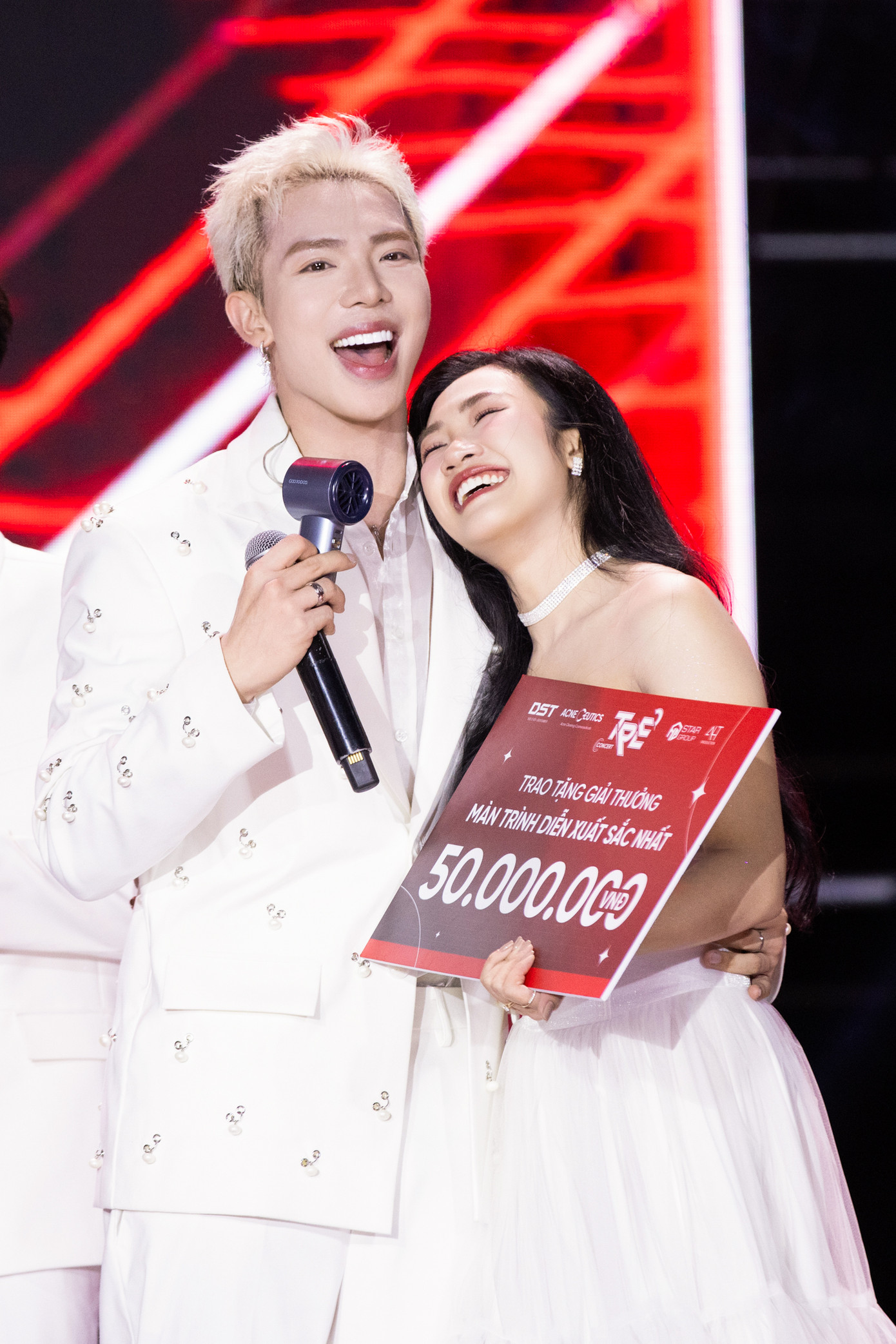 Màn trình diễn Sau tất cả cùng Erik giúp sinh viên Huỳnh Thị Thắm nhận tiền mặt 50 triệu đồng kèm danh hiệu Màn trình diễn xuất sắc.