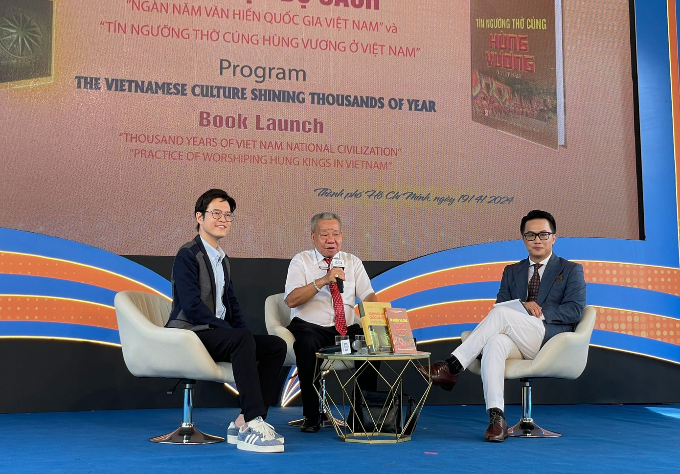 Nhà văn Anh Khang và GS.TS Trương Quốc Bình tại buổi giới thiệu sách.