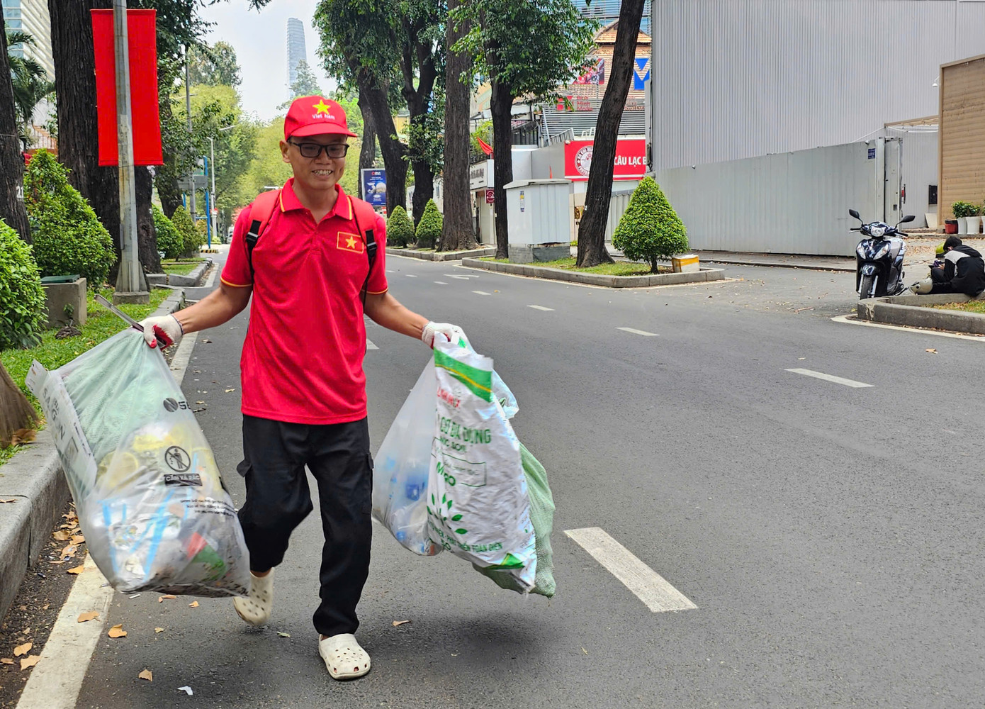 Nhóm tình nguyện viên Xanh Việt Nam nhặt rác giữa trời nắng nóng. Tuyến đường trung tâm TPHCM nhanh chóng trở lại hiện trạng sạch sẽ nhờ sự chung tay của tình nguyện viên.