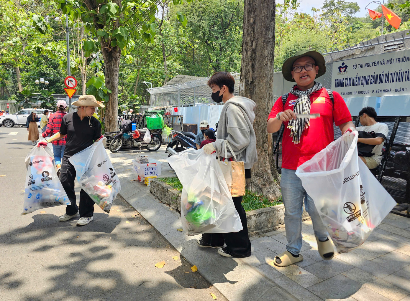 Chia sẻ với Tiền Phong, nhóm tình nguyện viên cho biết hàng trăm tình nguyện viên của Xanh Việt Nam chia nhau tỏa ra các cung đường khu vực trung tâm TPHCM để dọn dẹp rác thải, ngay sau chương trình lễ kỷ niệm 50 năm Ngày Giải phóng miền Nam, thống nhất đất nước kết thúc.