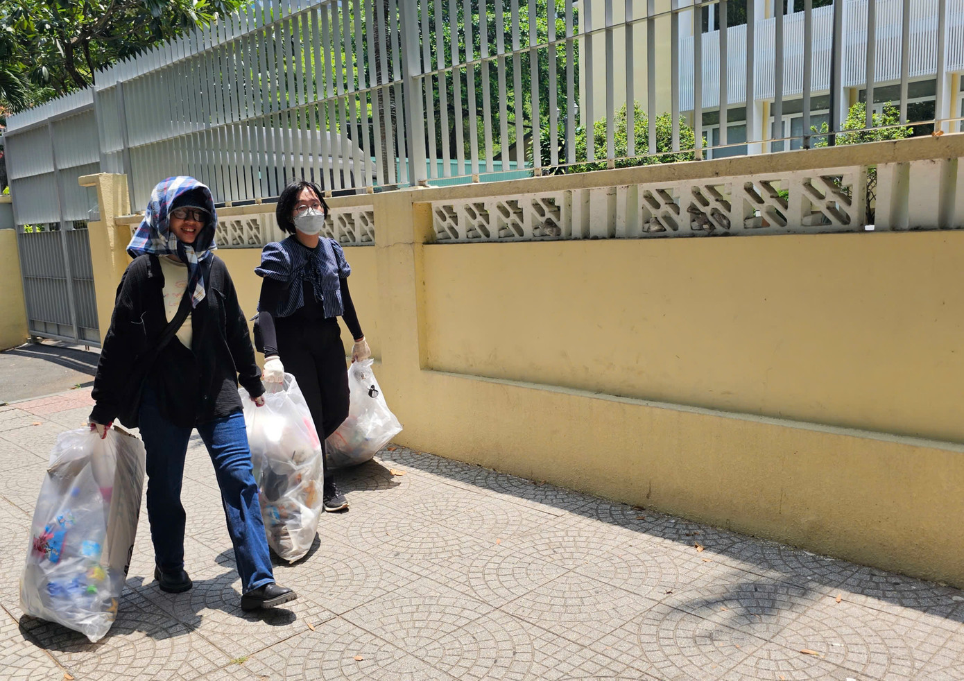 Nhiều hình ảnh đẹp đến từ nhóm tình nguyện viên dọn dẹp đường phố sau đại lễ.