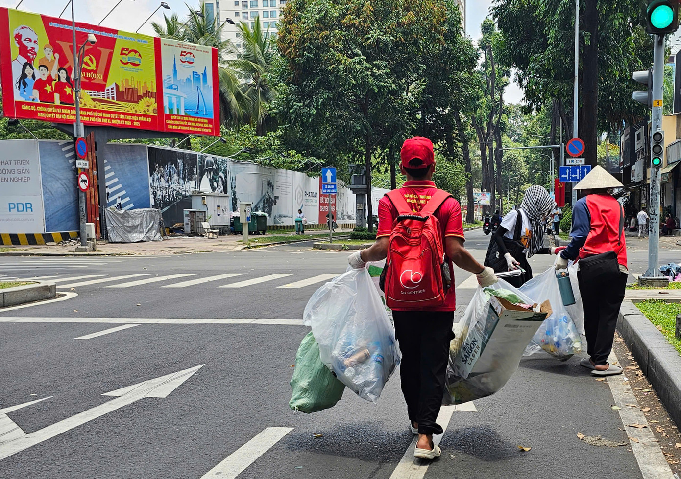 Nhóm tình nguyện viên Xanh Việt Nam nhặt rác giữa trời nắng nóng. Tuyến đường trung tâm TPHCM nhanh chóng trở lại hiện trạng sạch sẽ nhờ sự chung tay của tình nguyện viên.