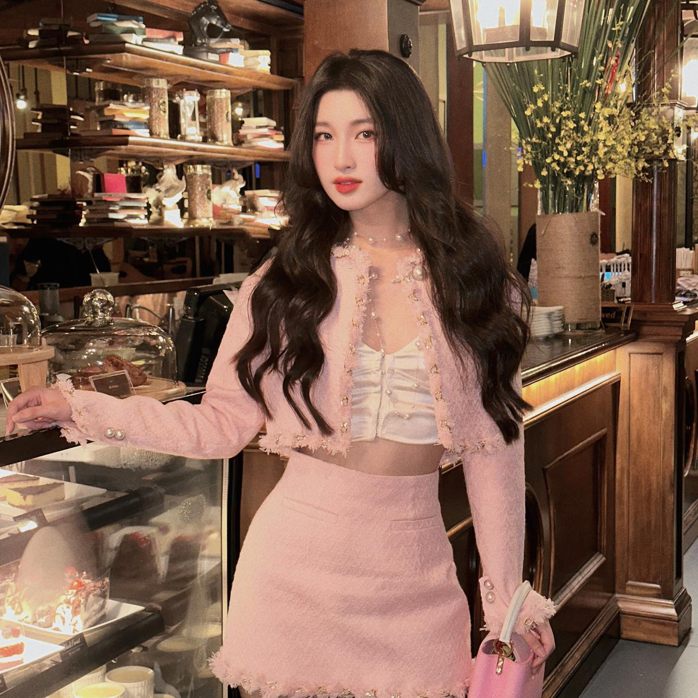 Trong một lần dự tiệc tối khác, Á hậu Phương Nhi diện trang phục chất liệu tweed, đính hoa văn cách điệu tạo cảm giác sang trọng. Cô phá cách với thiết kế váy quây bên trong, mang lại cảm giác thanh lịch nhưng gợi cảm.