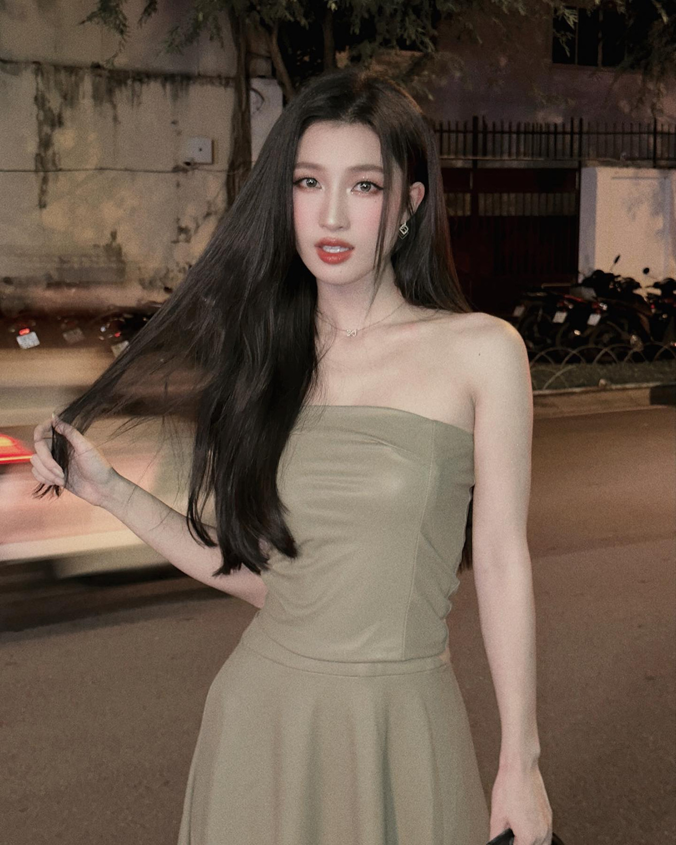 Vào buổi tối, Phương Nhi chọn phong cách gợi cảm nhưng thanh lịch với thiết kế váy quây màu trung tính. Cô nhấn vào phần trang điểm để tạo sự nổi bật.