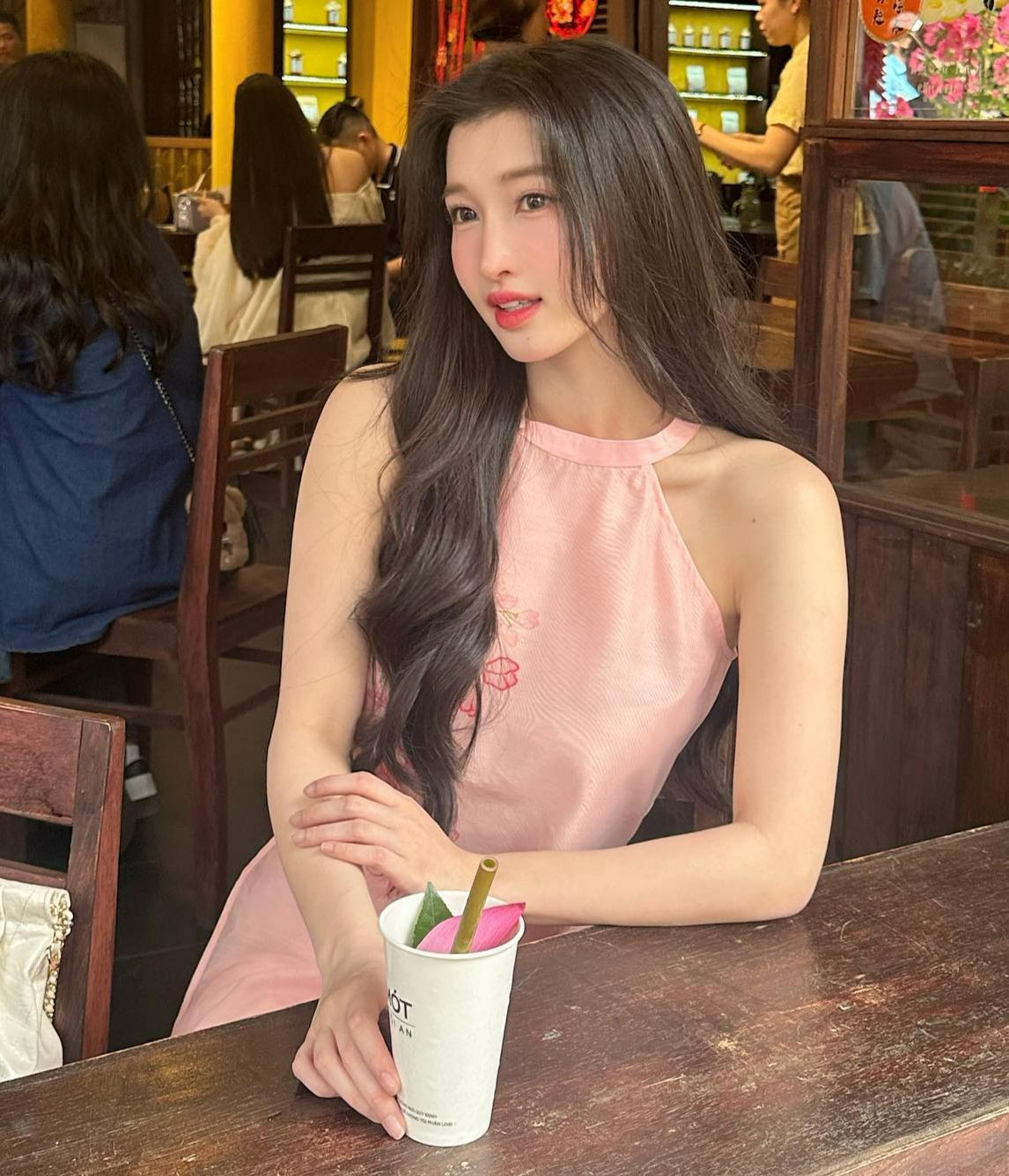 Ảnh dạo phố với trang phục áo dài cổ yếm của Phương Nhi. Cô được nhận xét nổi bật với nước da trắng, gương mặt nhẹ nhàng.