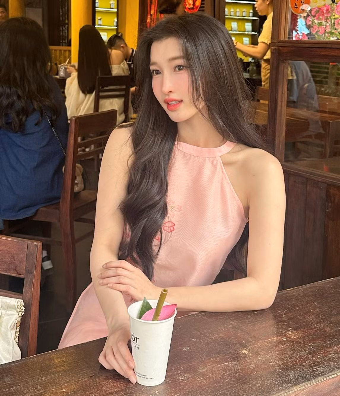 Ảnh dạo phố với trang phục áo dài cổ yếm của Phương Nhi. Cô được nhận xét nổi bật với nước da trắng, gương mặt nhẹ nhàng.