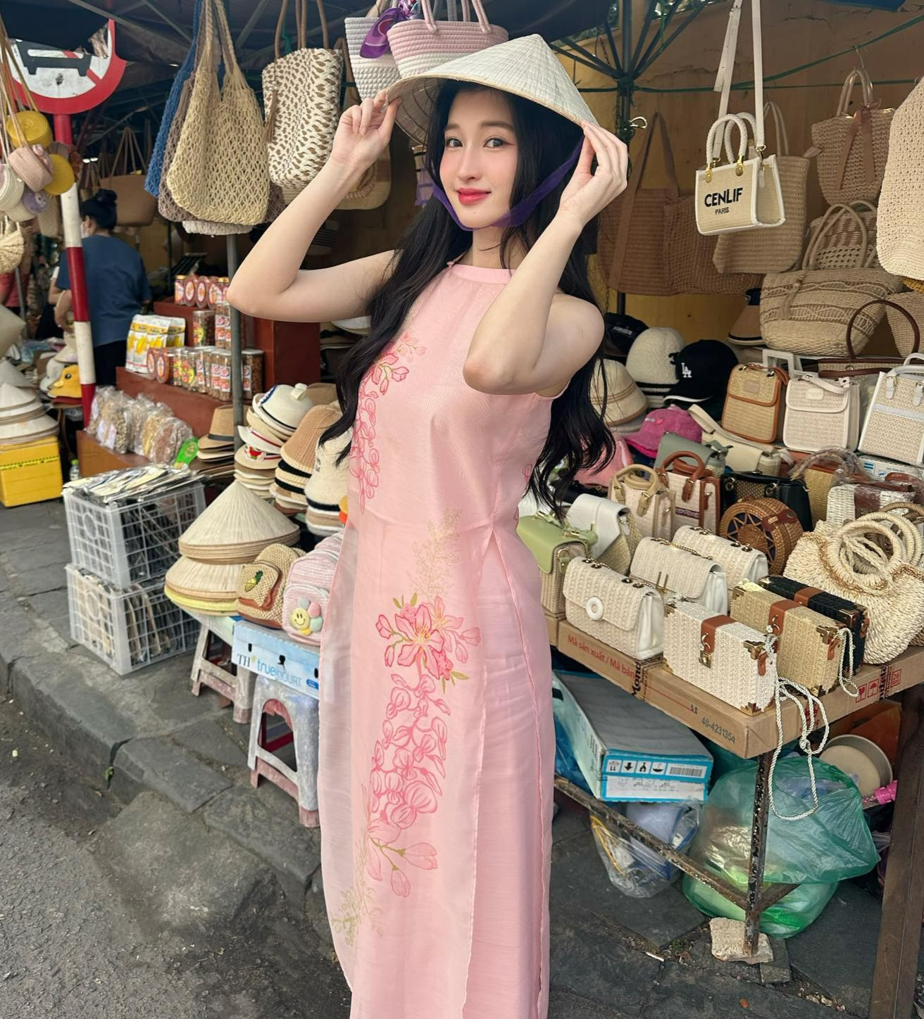 Ảnh dạo phố với trang phục áo dài cổ yếm của Phương Nhi. Cô được nhận xét nổi bật với nước da trắng, gương mặt nhẹ nhàng.