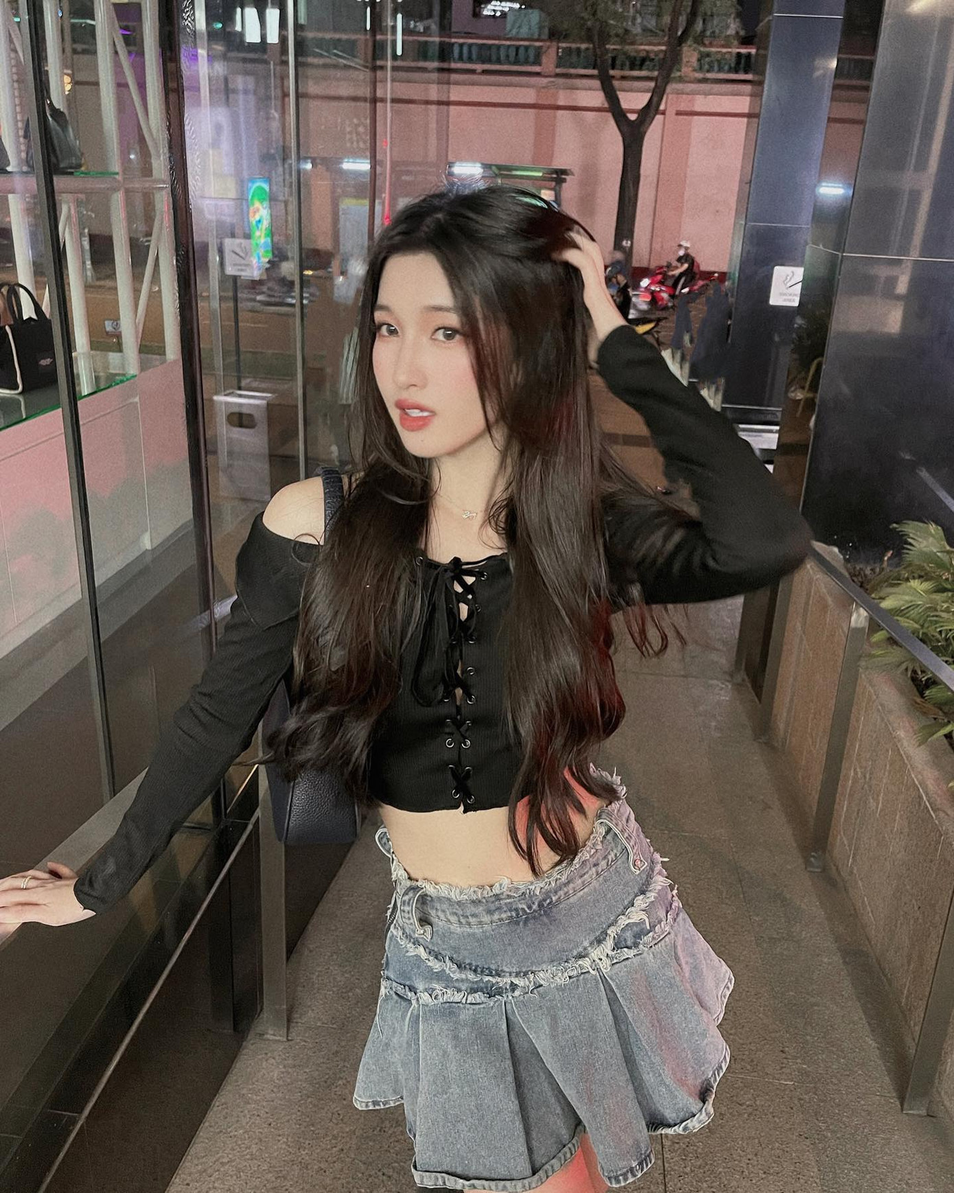 Thỉnh thoảng, Phương Nhi phá cách với xu hướng Y2K. Áo crop-top lệch vai gợi cảm phối cùng chân váy jeans trên gối mang lại vẻ ngoài cá tính.