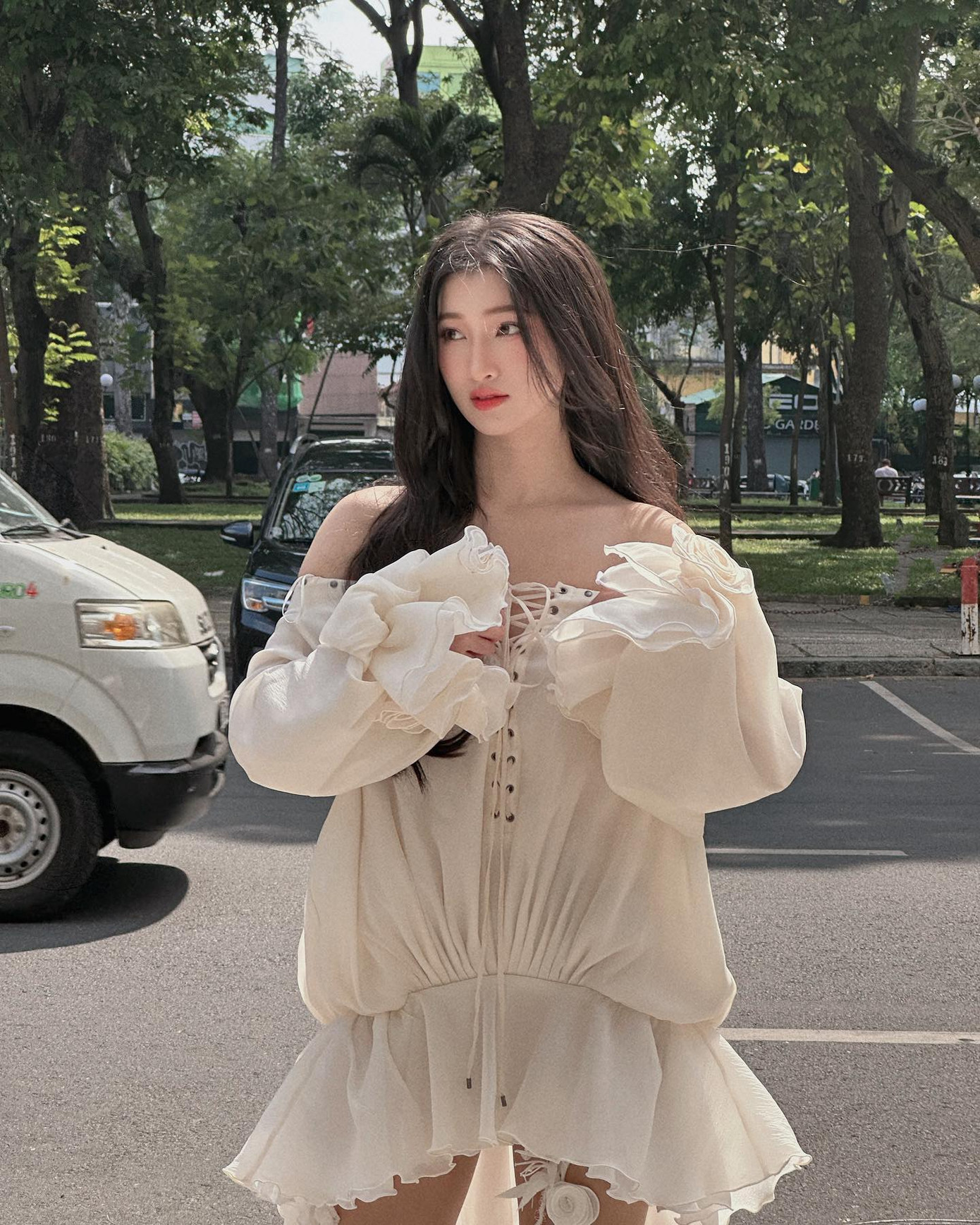 Phương Nhi chuộng phong cách nhẹ nhàng khi xuống phố. Trang phục hơi hướm boho với chi tiết tay áo phồng. Phần váy xòe với nhiều nếp gấp giúp á hậu trông nữ tính.