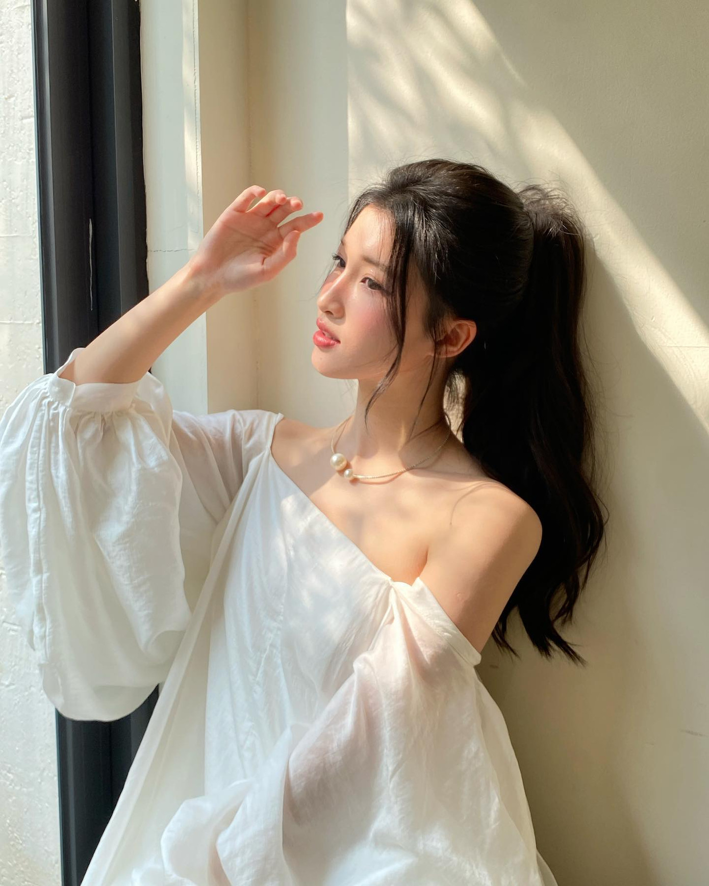 Giữa tháng 1, thông tin Phương Nhi lấy chồng thiếu gia gây bão mạng xã hội. Hình ảnh á hậu xuất hiện dày trên các fanpage, hội nhóm. Trang cá nhân của Phương Nhi hạn chế bình luận, chuyển về chế độ khóa trang cá nhân. Cô không cập nhật thêm hình ảnh từ tháng 2/2024.