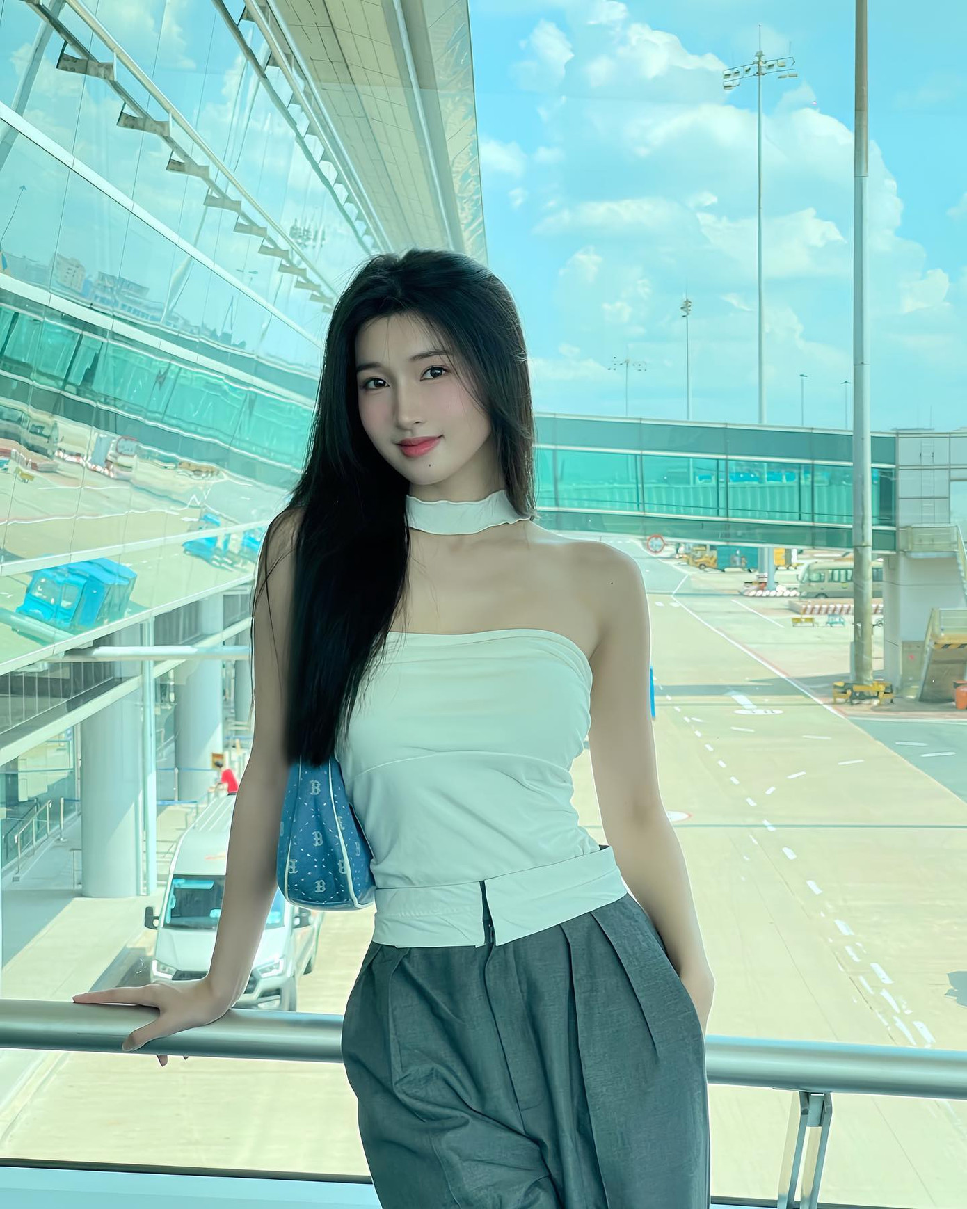 Thiết kế cúp ngực với điểm nhấn quanh cổ giúp Phương Nhi khoe khéo phần xương quai xanh. Cô tối giản cách trang điểm và làm tóc khi xuất hiện ở sân bay.