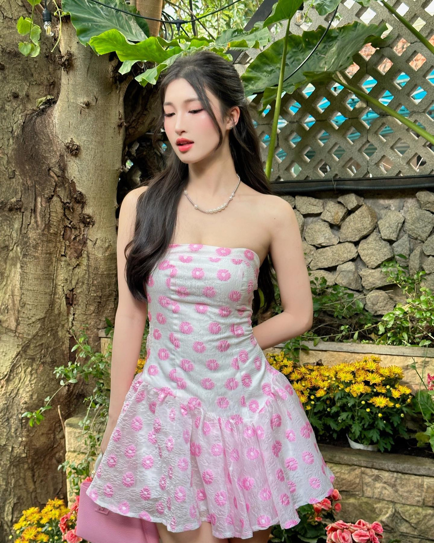 Váy quây cúp ngực chiếm phần lớn trong bộ sưu tập váy áo của Phương Nhi. Thiết kế ôm sát phần trên và chân váy phồng giúp cô trông thanh lịch, nhẹ nhàng.