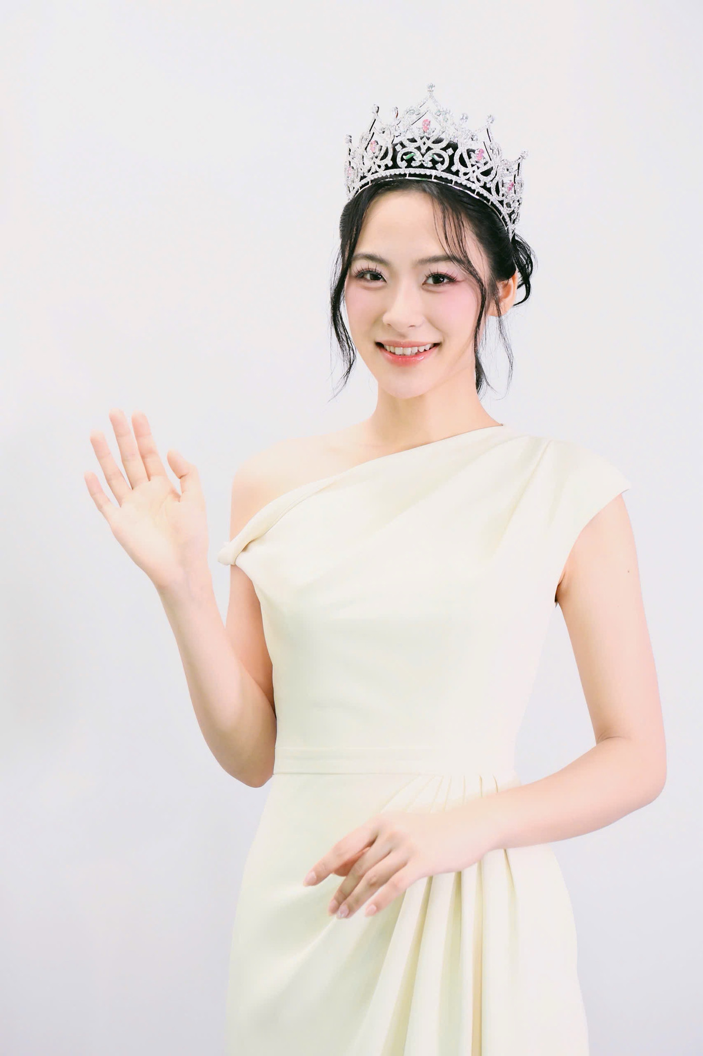 Á hậu Vân Nhi khoe vẻ đẹp nền nã trong trang phục lệch vai, chi tiết thắt eo tôn dáng. Sau khi đăng quang Á hậu 2 Hoa hậu Việt Nam 2024, Vân Nhi liên tục nhận lời khen về sắc vóc.