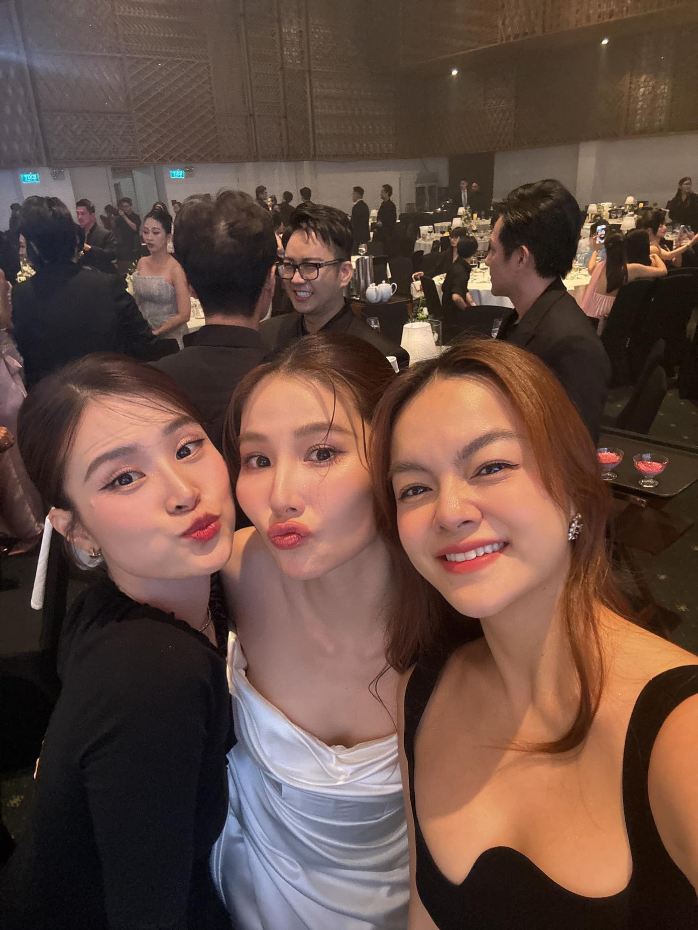 Tham dự tiệc cưới Diễm My 9X và doanh nhân Vinh Nguyễn diễn ra tối 21/12 tại TPHCM, Phạm Quỳnh Anh đăng ảnh cùng cô dâu và Đông Nhi, Mai Phương Thúy. Trên trang cá nhân, nữ ca sĩ chia sẻ cả bàn tiệc "khóc hết nước mắt" khi chứng kiến khoảnh khắc hạnh phúc của diễn viên sinh năm 1990.